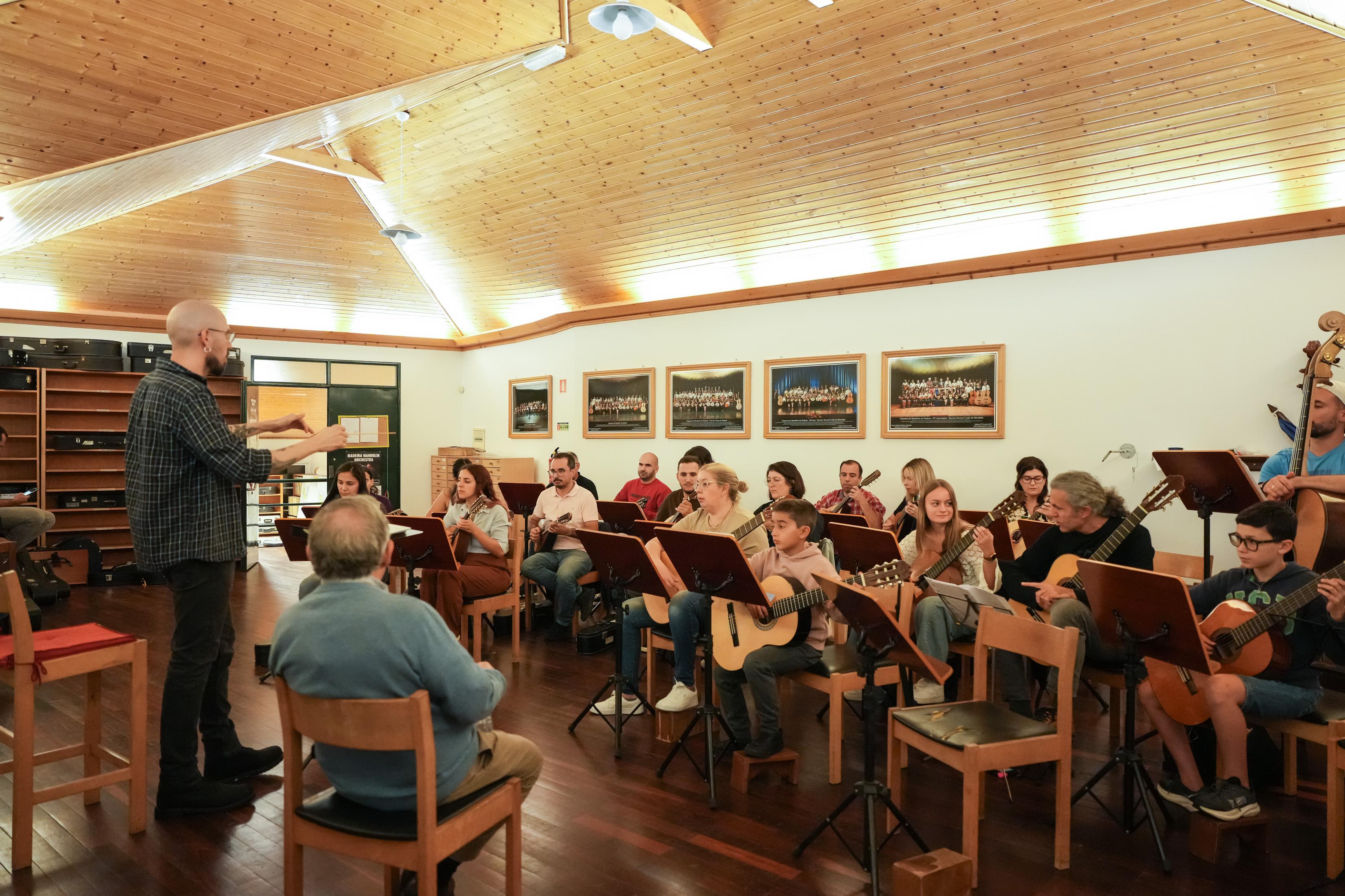 06-11-2025 Ensaio Orquestra de Bandolins da Madeira com o tenor Carlos Guilherme (Foto Joana Sousa)