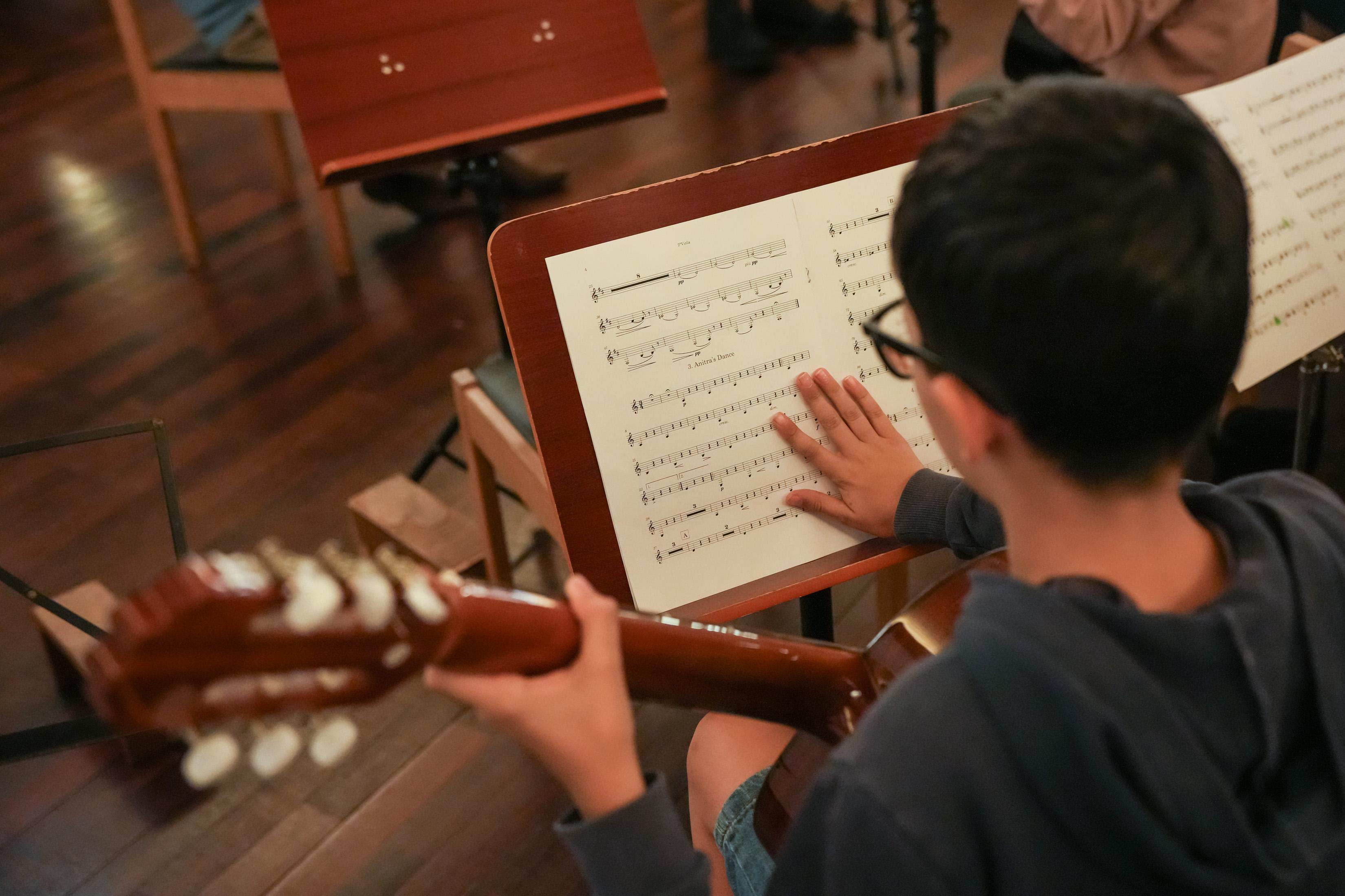 06-11-2025 Ensaio Orquestra de Bandolins da Madeira com o tenor Carlos Guilherme (Foto Joana Sousa)