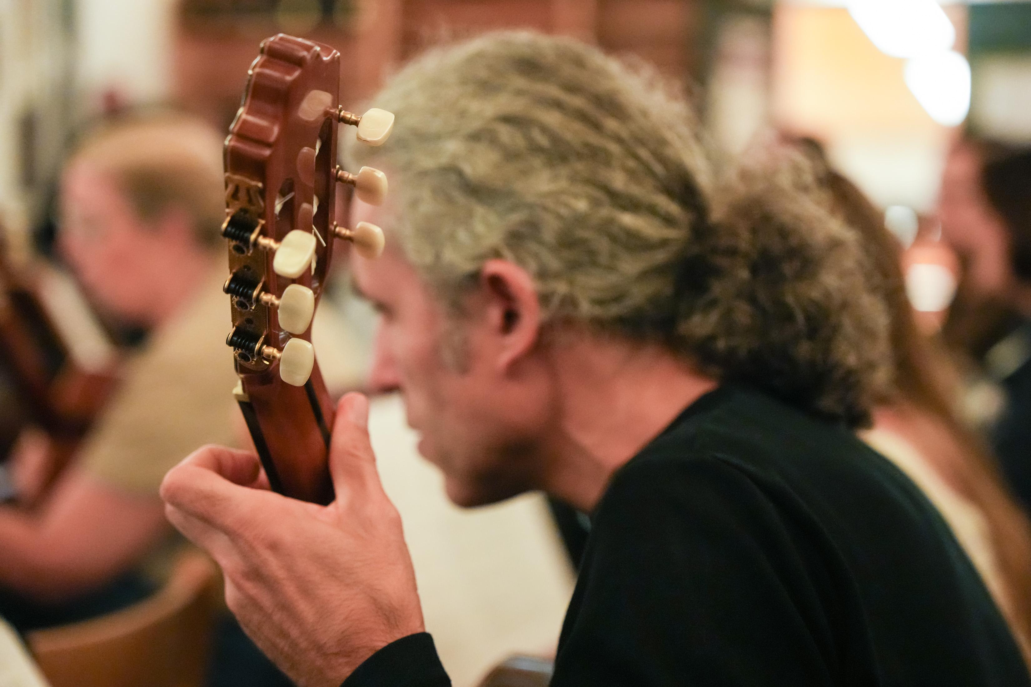06-11-2025 Ensaio Orquestra de Bandolins da Madeira com o tenor Carlos Guilherme (Foto Joana Sousa)