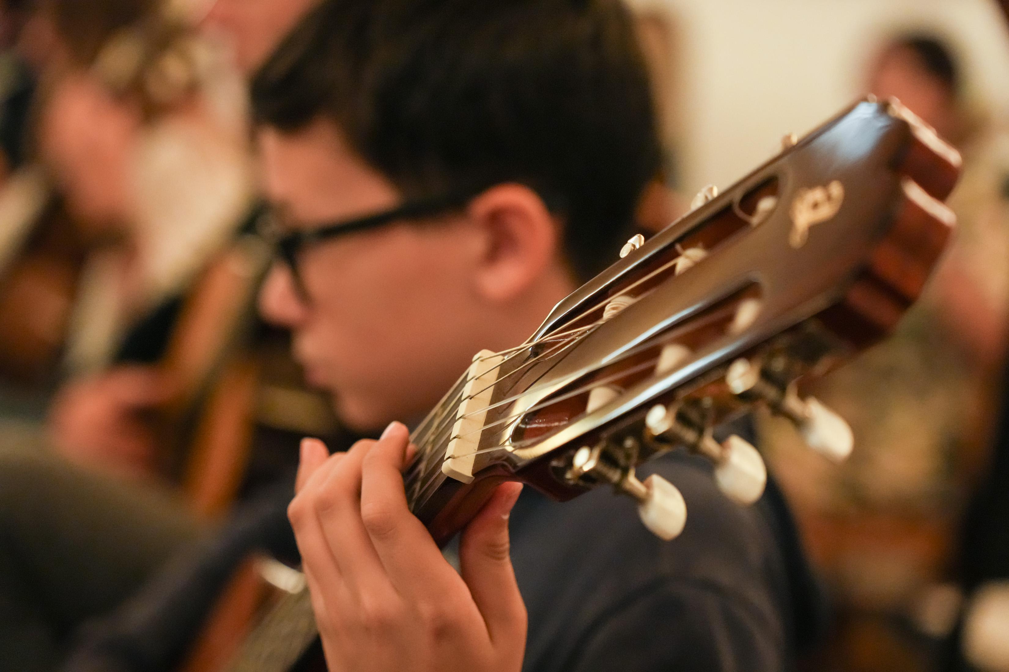 06-11-2025 Ensaio Orquestra de Bandolins da Madeira com o tenor Carlos Guilherme (Foto Joana Sousa)