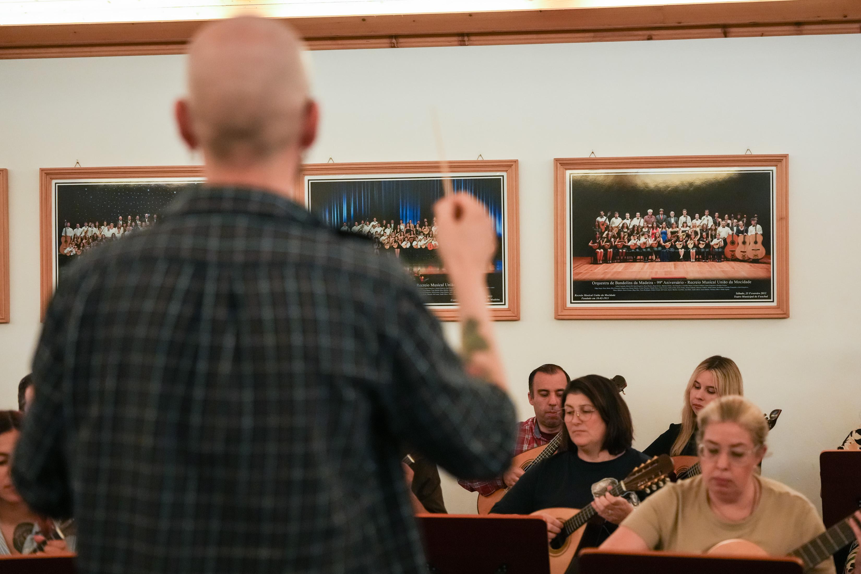06-11-2025 Ensaio Orquestra de Bandolins da Madeira com o tenor Carlos Guilherme (Foto Joana Sousa)