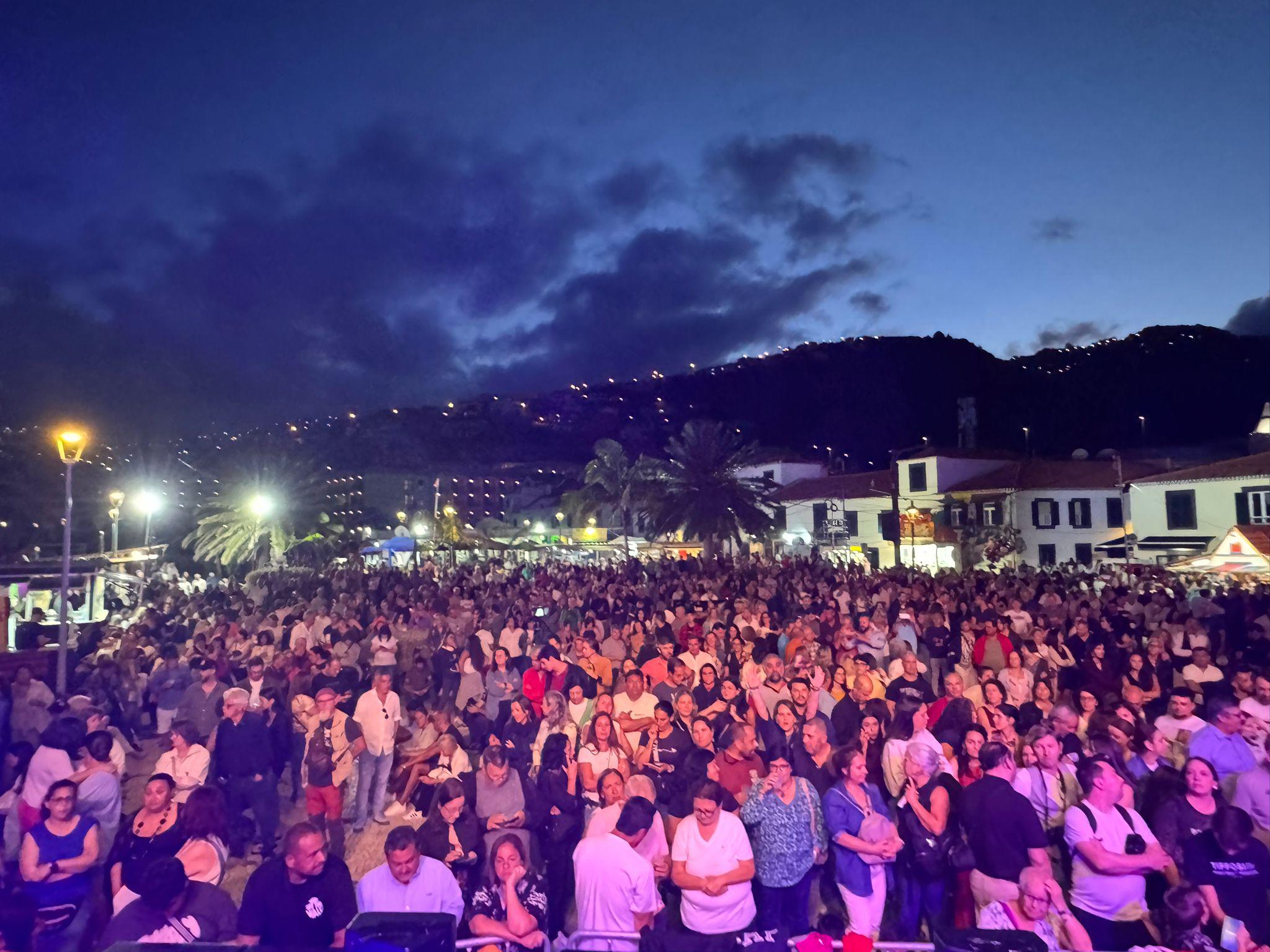 Delfins enchem baixa de Santa Cruz