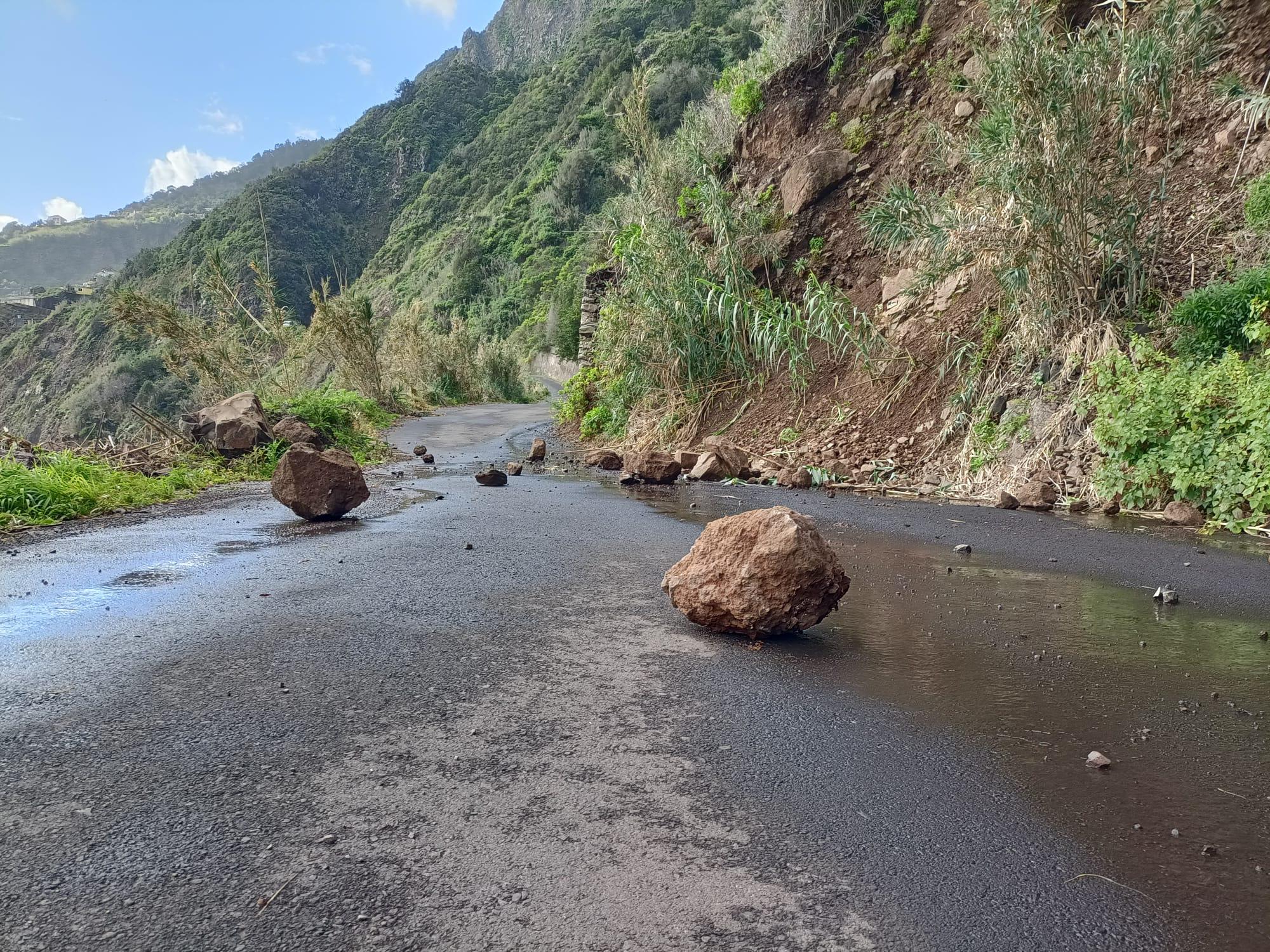 Faial: Derrocada condiciona estrada na Fajã do Mar (com fotos)
