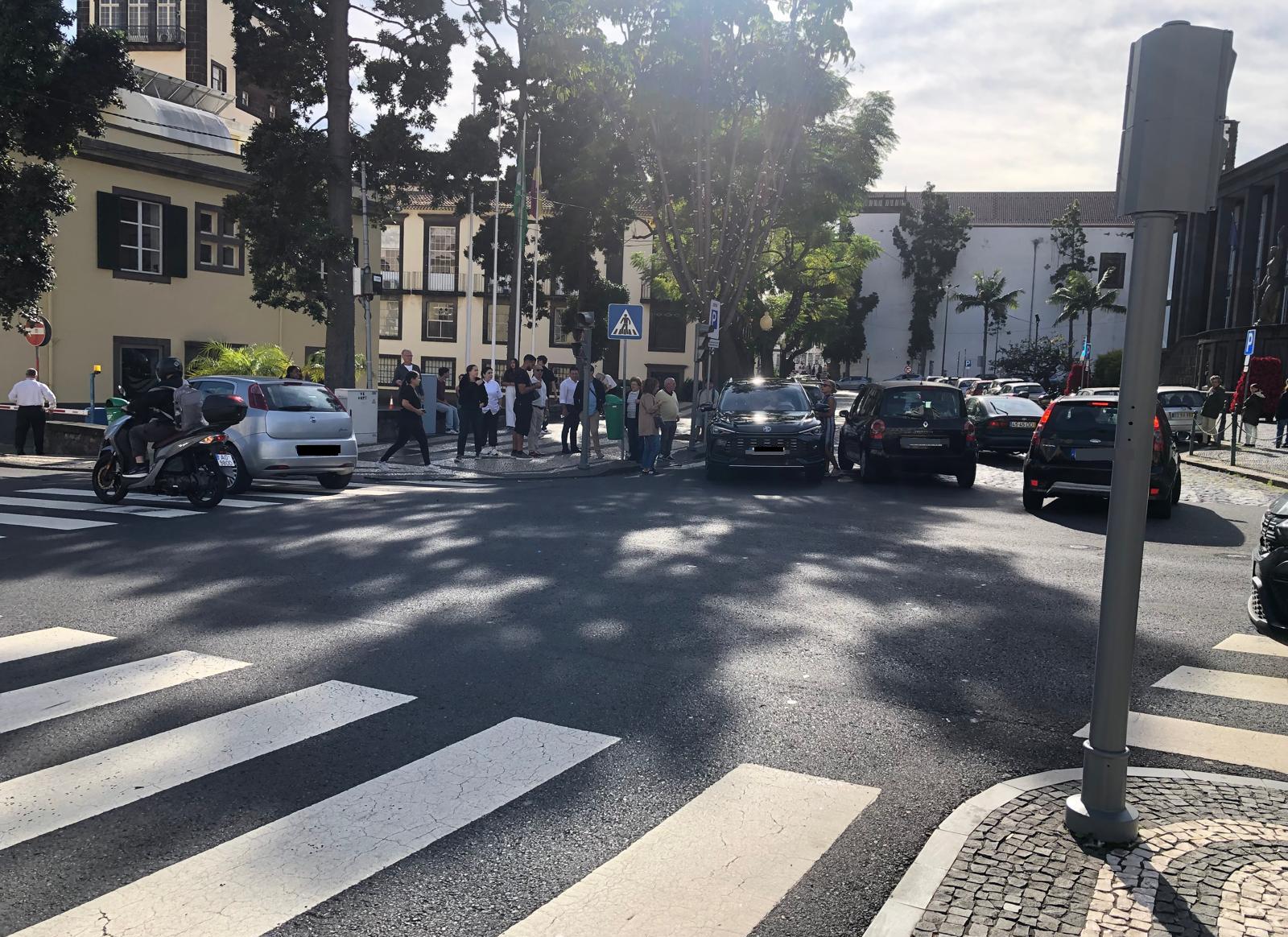 Colisão violenta entre duas viaturas no cruzamento junto à Ponte do Bom Jesus