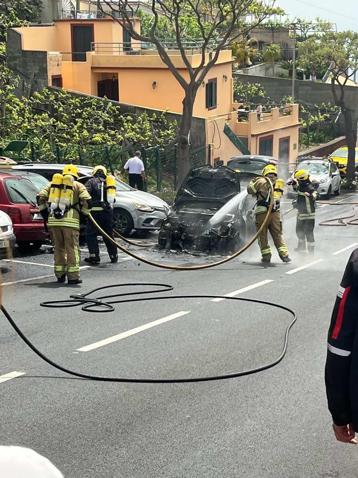 Incêndio numa viatura provoca danos em outros dois carros no Estreito de Câmara de Lobos (com fotos e vídeo)