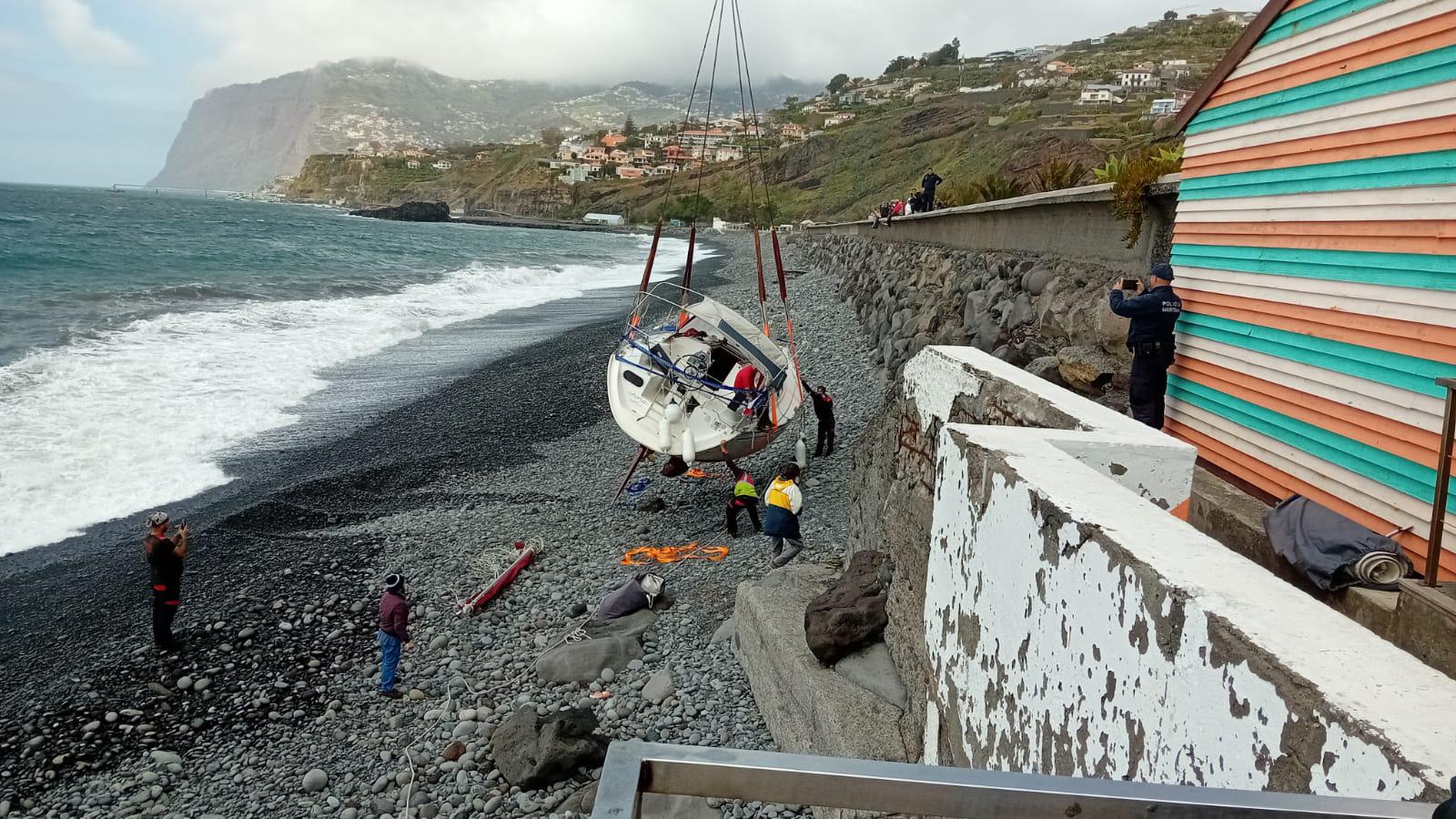 Momento em que o barco começava a ser retirado da praia.