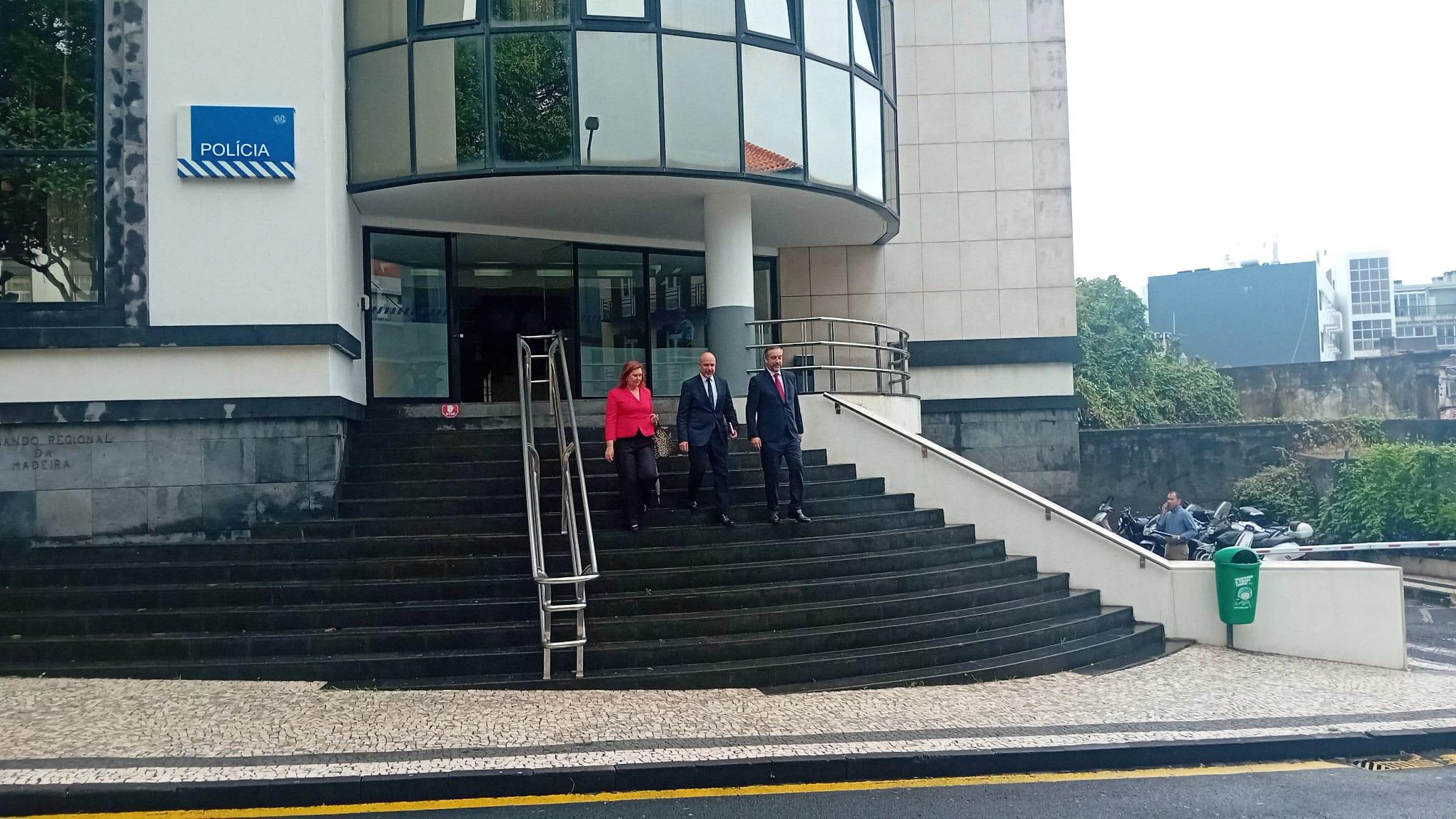 Comitiva do PS saiu do comando regional da PSP após a reunião com o comandante.