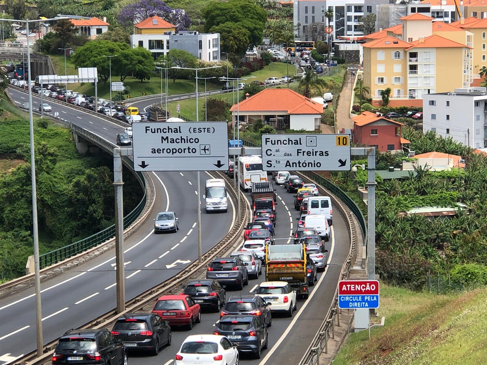 Trânsito está parado entre Santo António e os Viveiros.