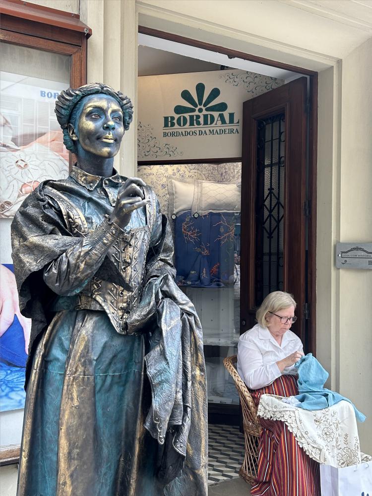 Estátua viva homenageia bordadeira madeirense na Bordal
