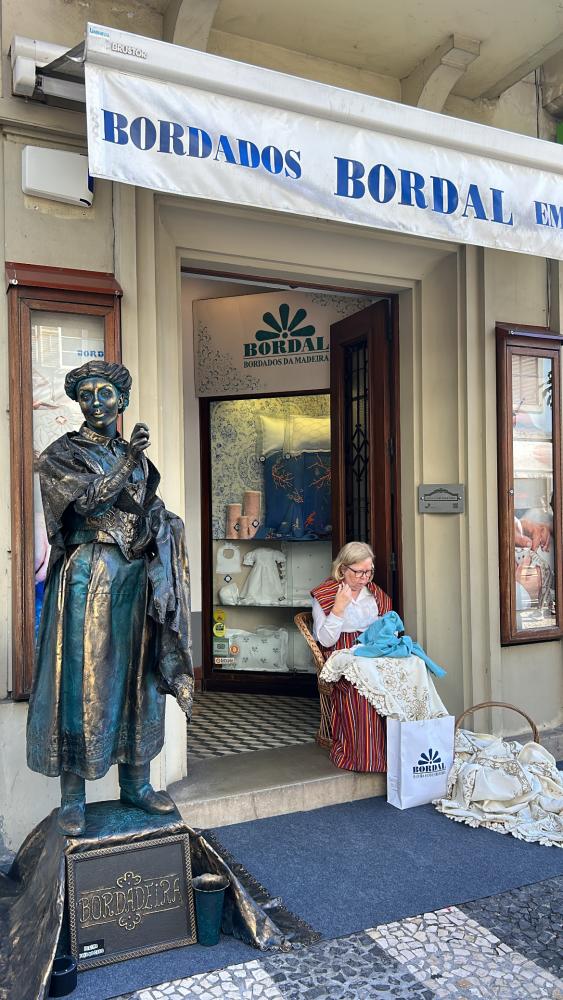 Estátua viva homenageia bordadeira madeirense na Bordal