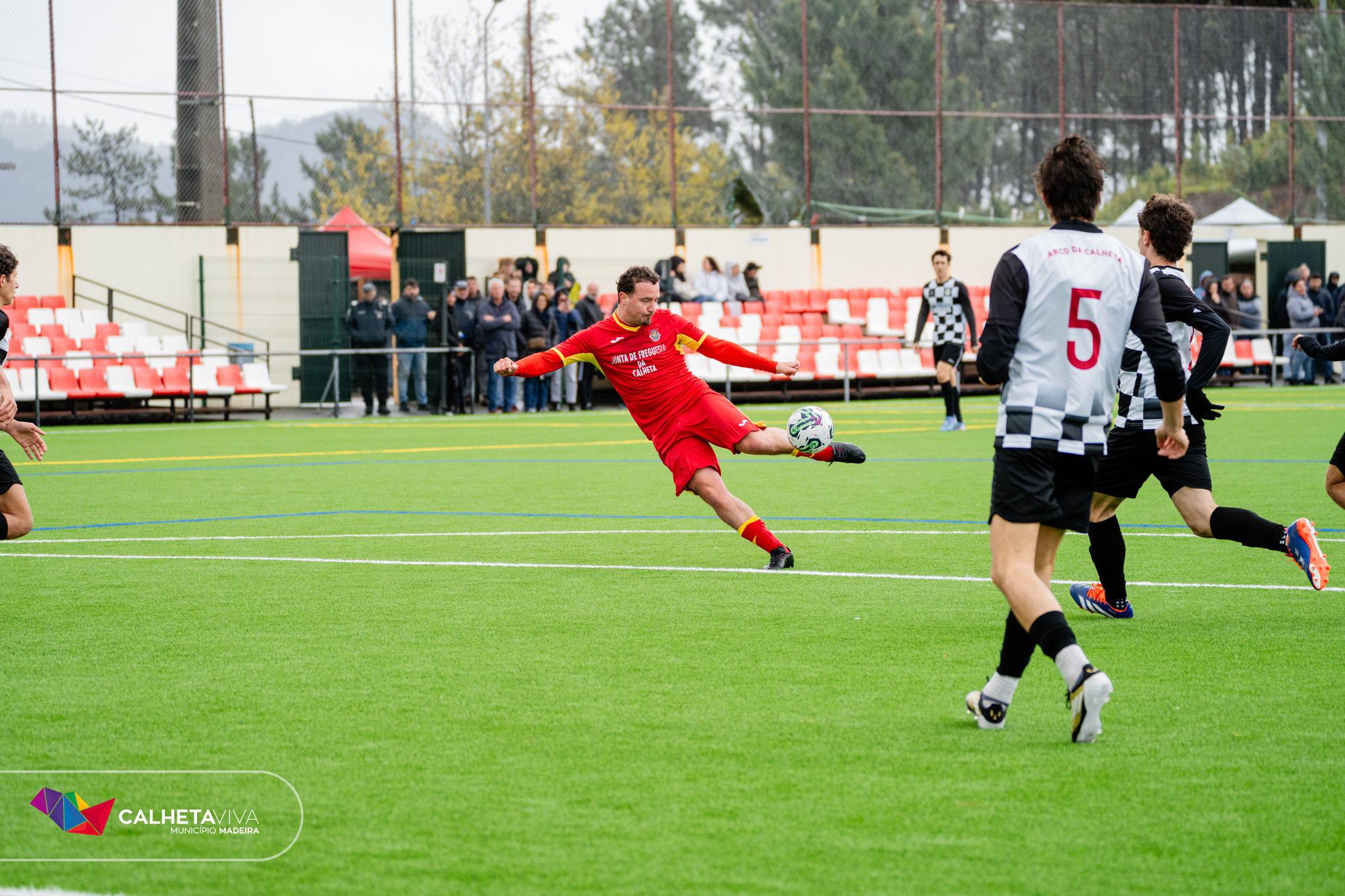 Chuviscos não afastam público do Torneio do 1.º de Maio na Calheta