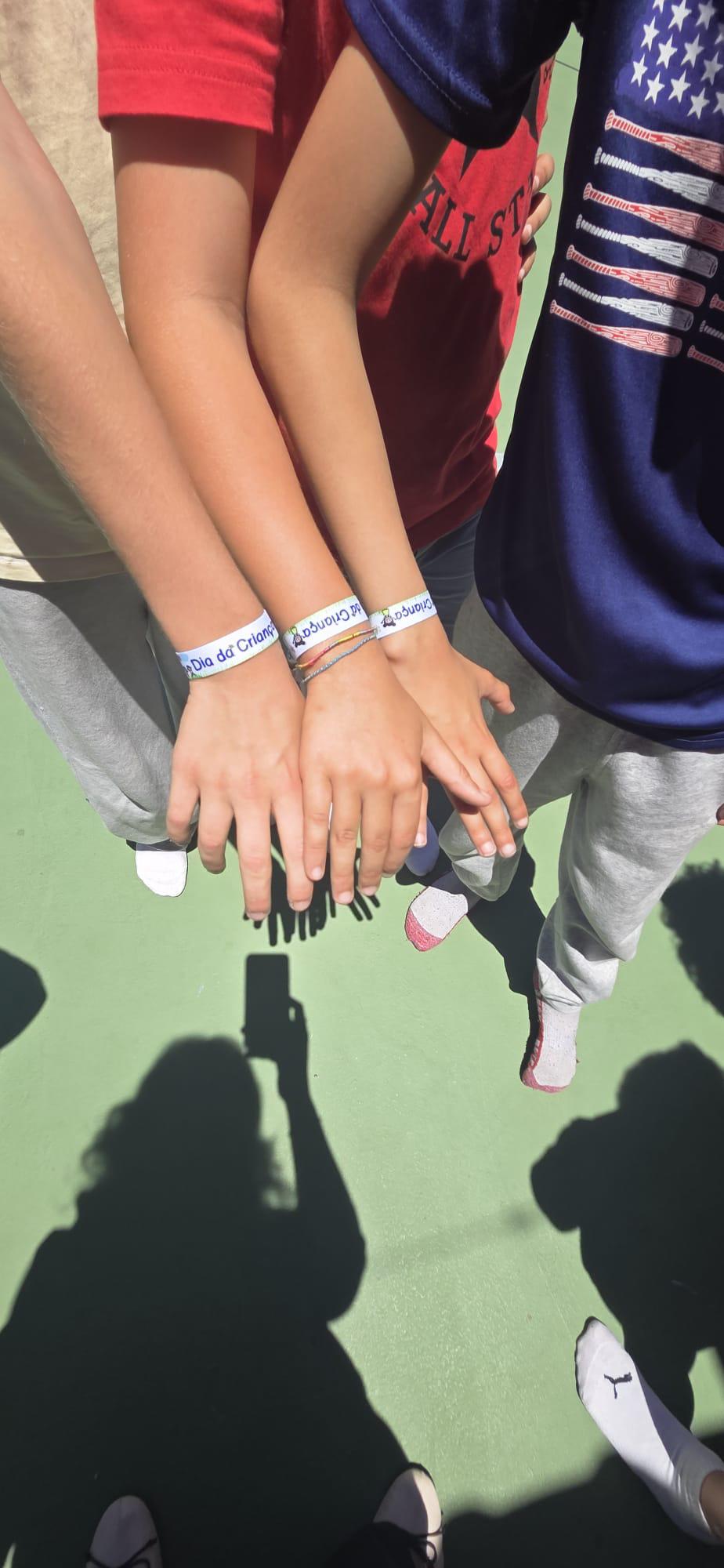 Junta do Caniço ofereceu pulseiras às crianças da freguesia