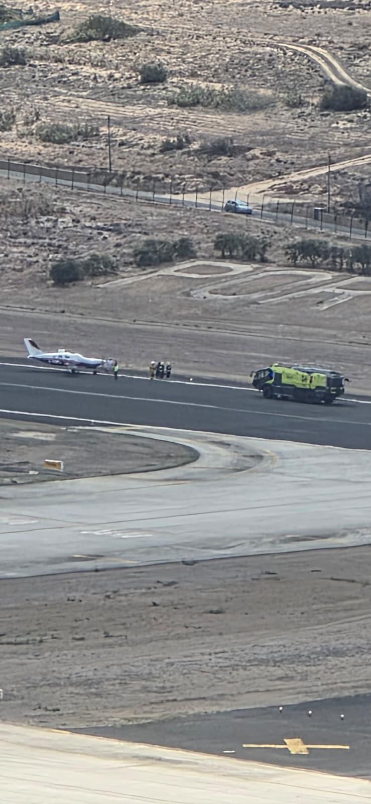Pista está encerrada devido a problema com um avião.