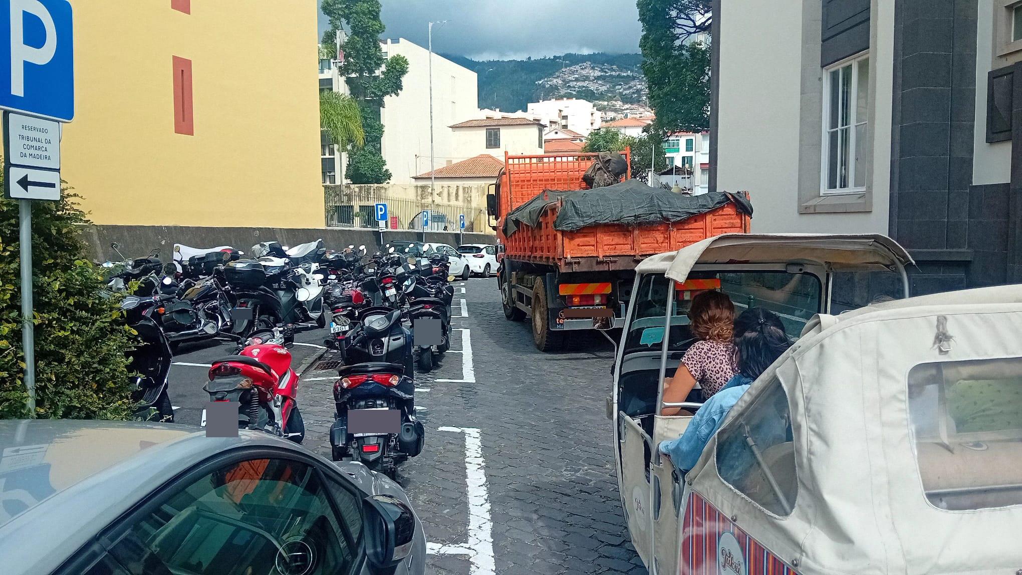 Viatura está com carga de uma obra da Rua dos Ferreiros.