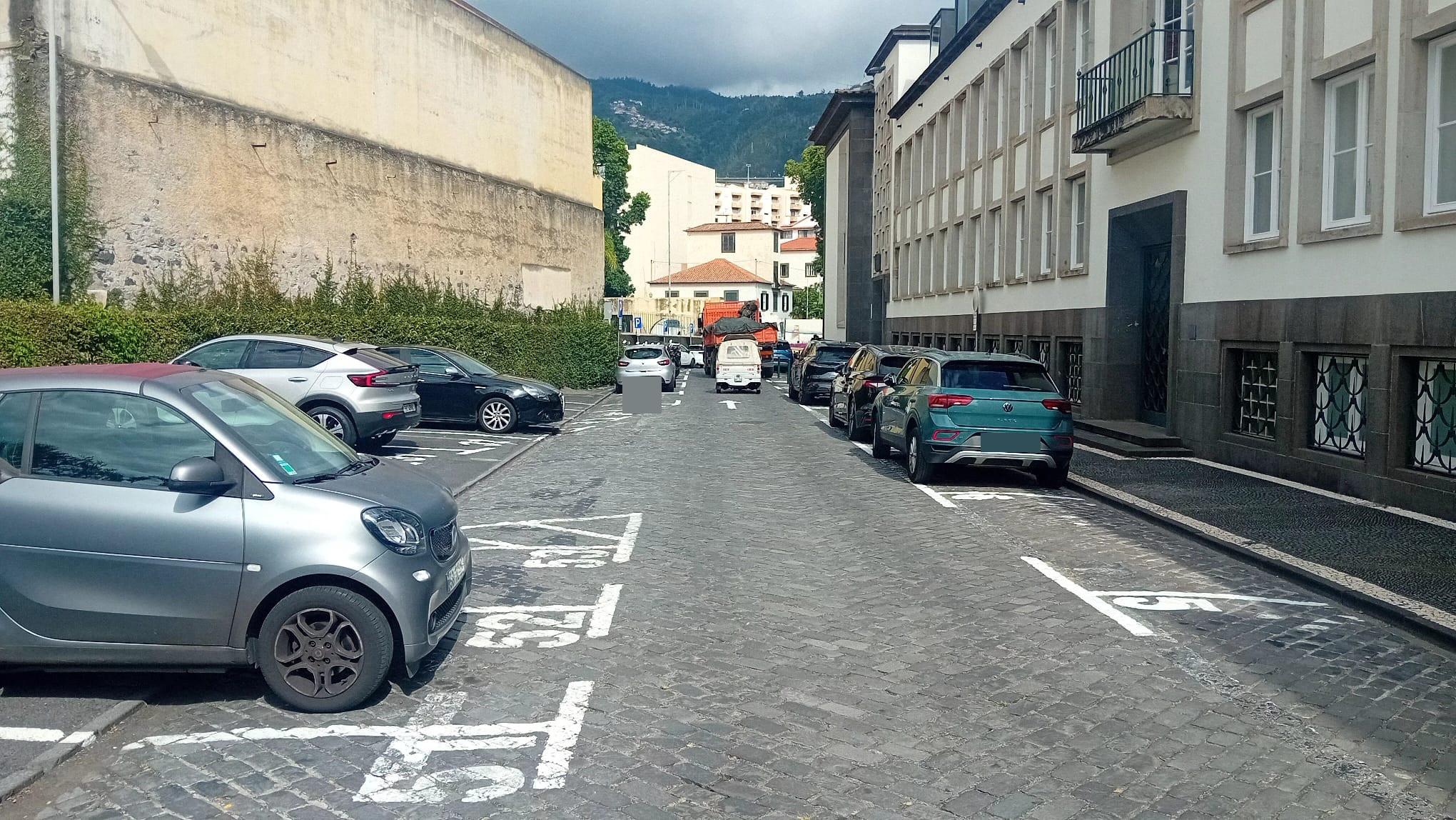 Viatura bloqueou passagem de outros veículos.