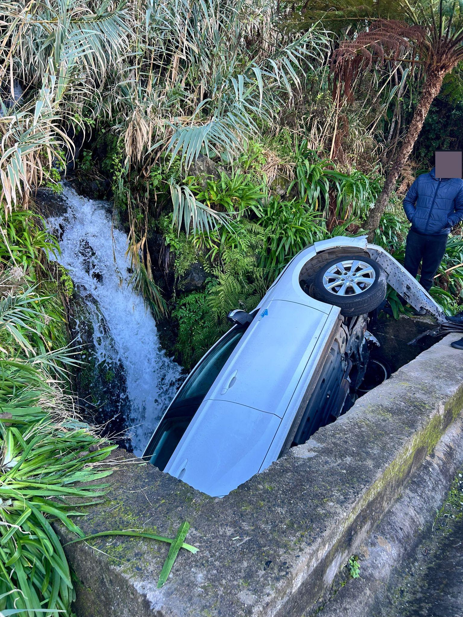 Viatura cai num buraco da queda de água na Ponta Delgada