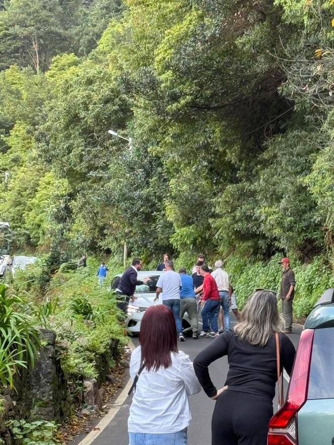 Populares conseguiram virar a viatura.