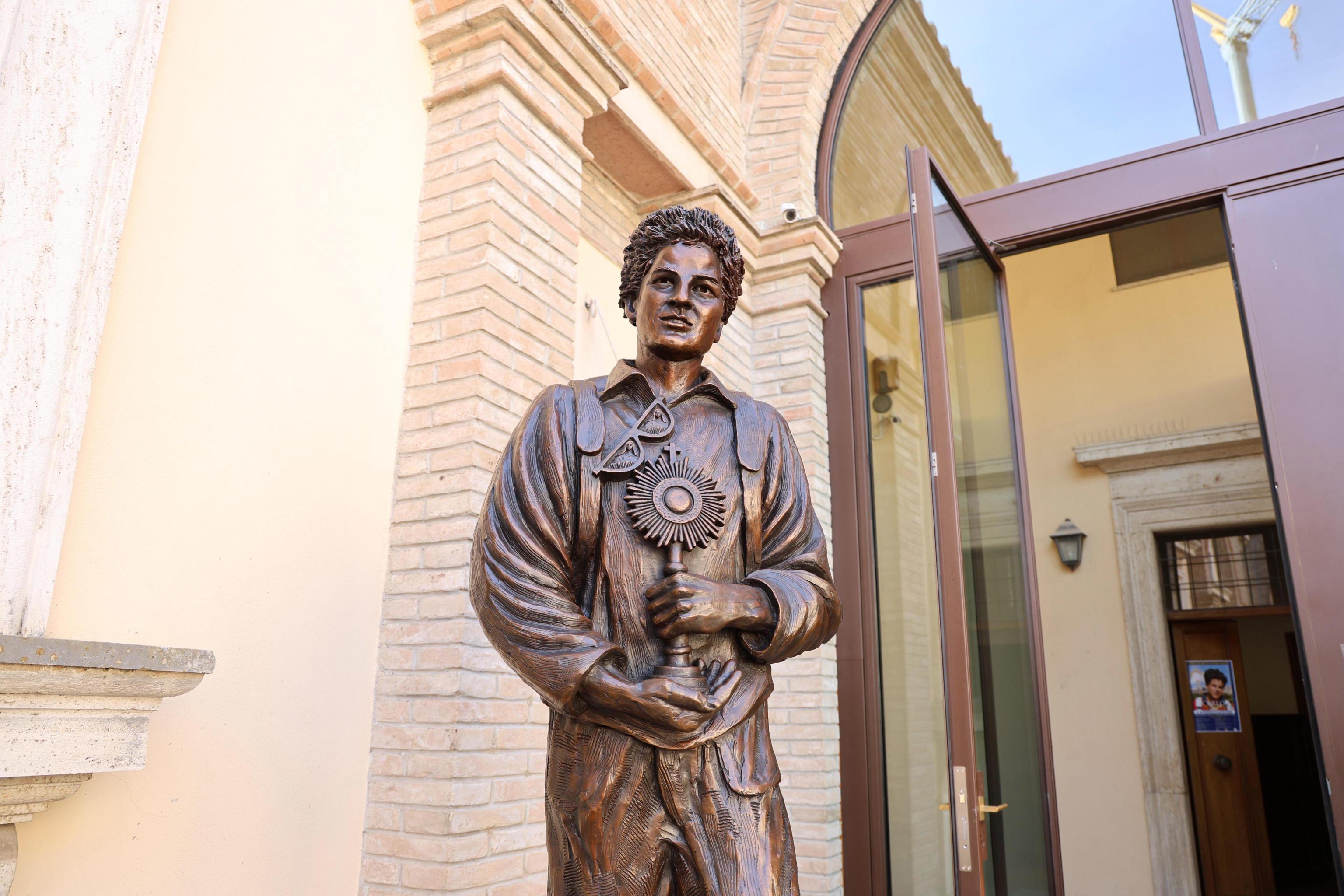 Papa pede aos jovens para “não desperdiçarem a vida”