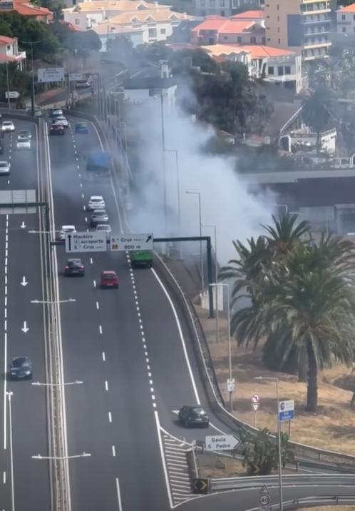Bombeiros de Santa Cruz combatem incêndio em viatura (com fotos)