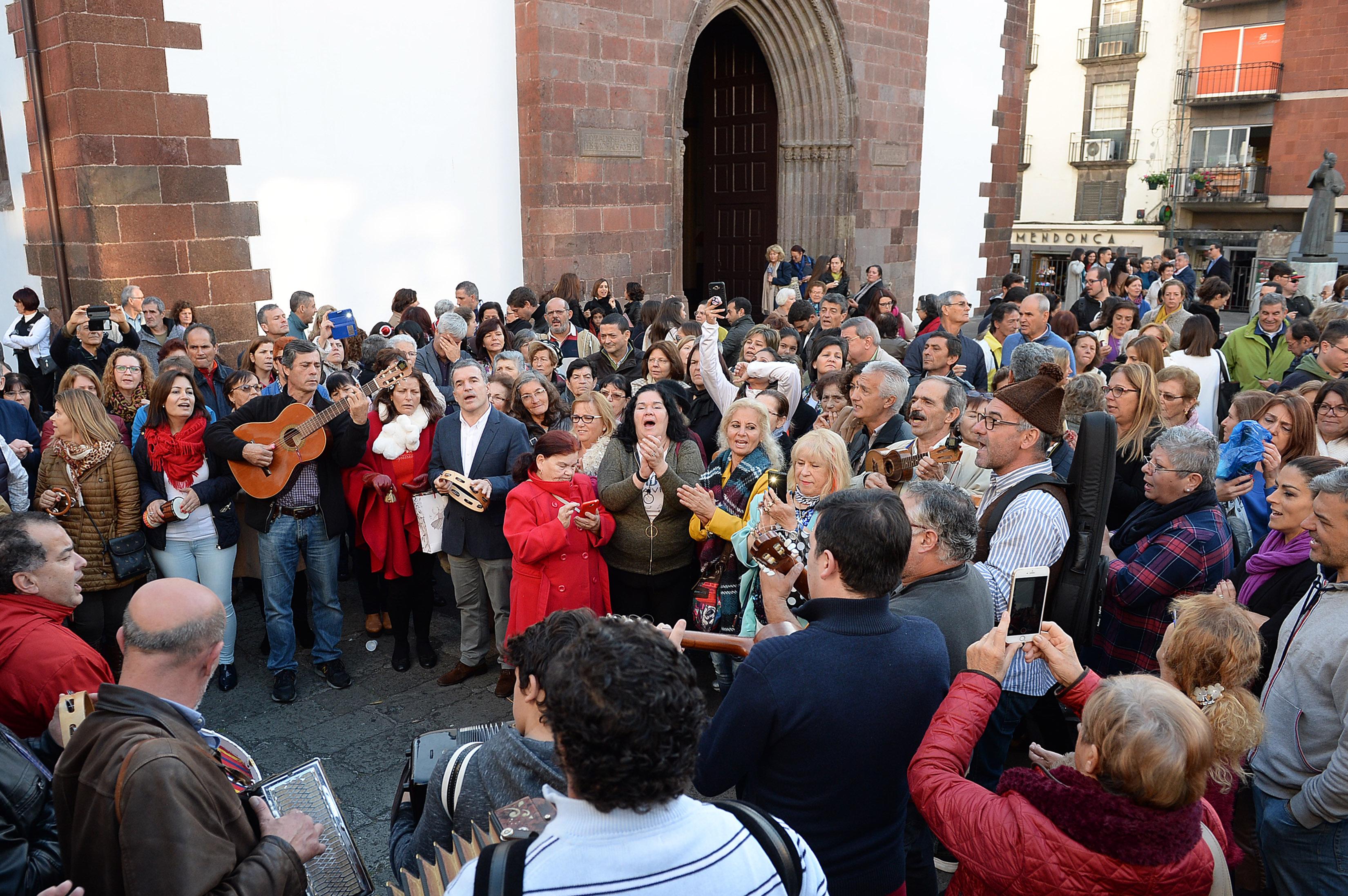 Antes e Depois: Convívios à porta da igreja fortalecem tradição das missas do parto (com fotos)