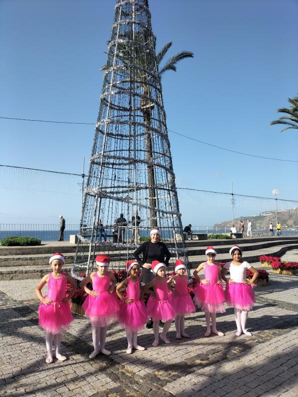 Grupo da Associação Diáspora no Mundo acompanhou chegada do Pai Natal à Ribeira Brava