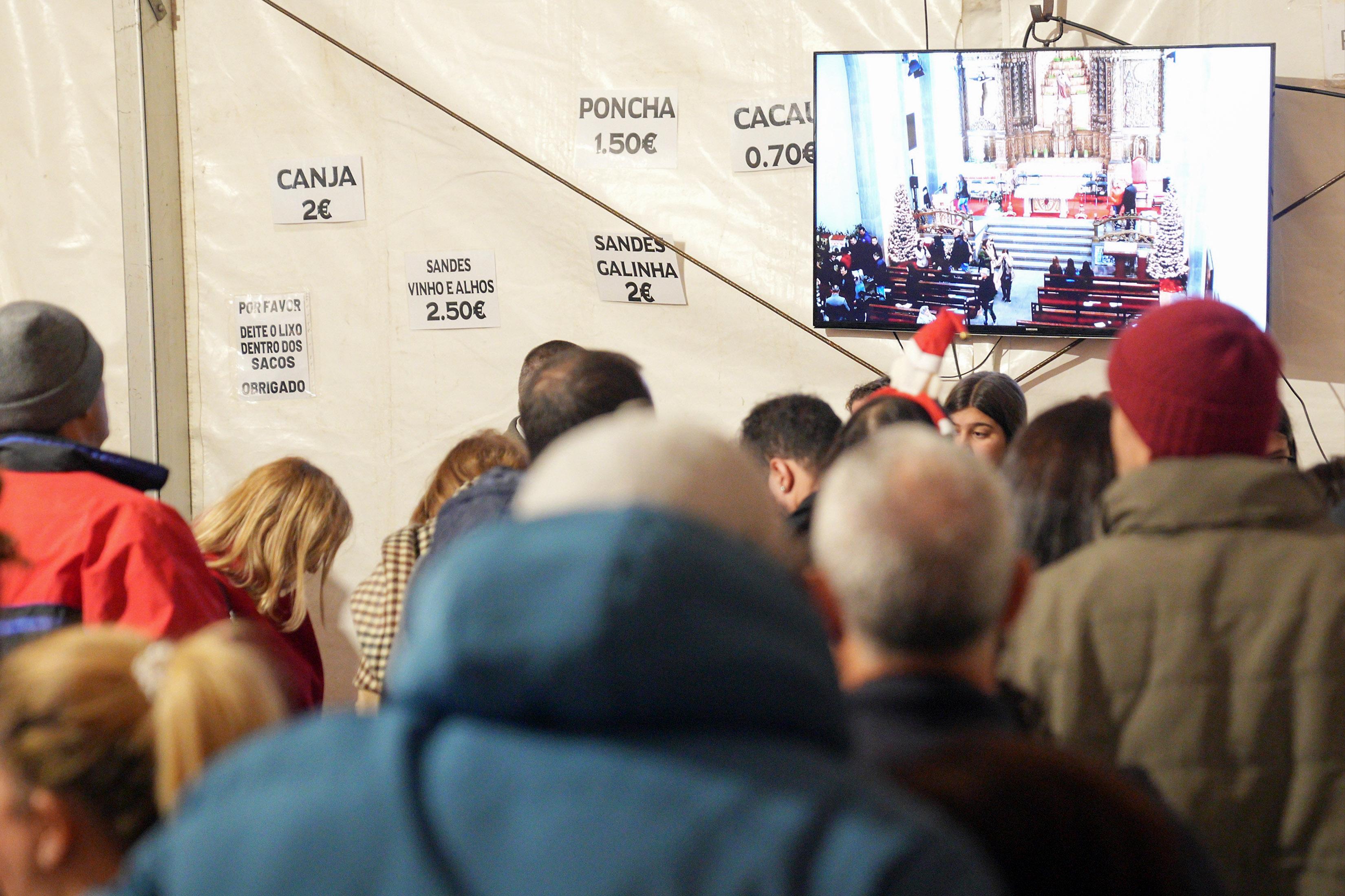 Antes e Depois: Convívios à porta da igreja fortalecem tradição das missas do parto (com fotos)
