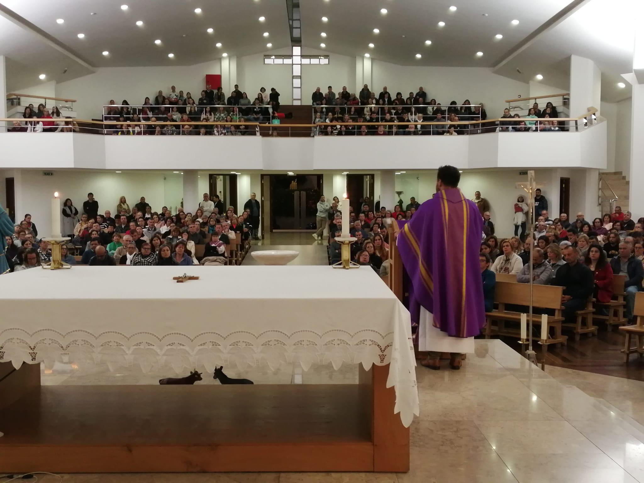 Antes e Depois: Convívios à porta da igreja fortalecem tradição das missas do parto (com fotos)