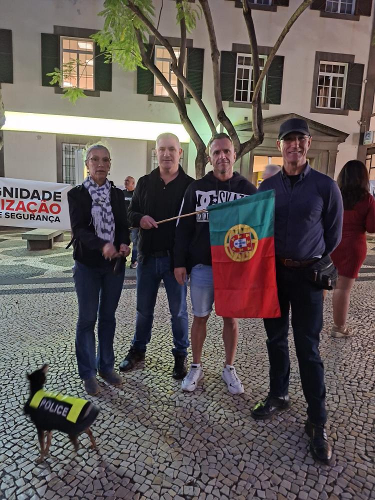 Grupo de agentes da PSP participaram na manifestação.