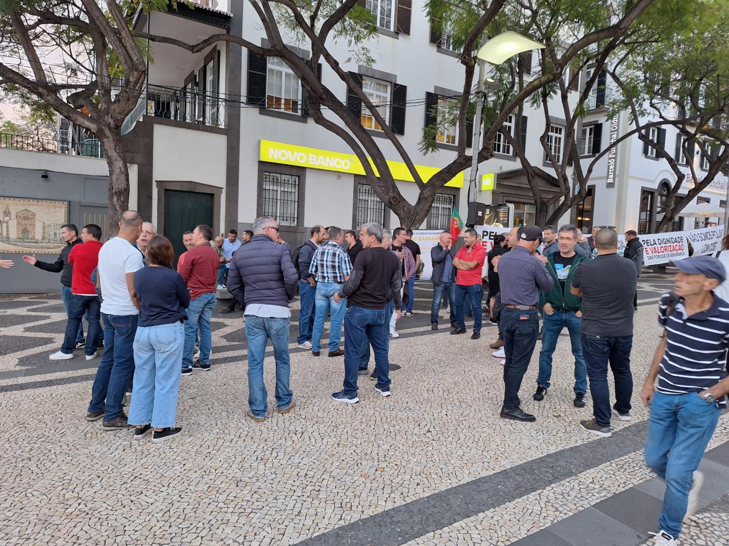 Forças de segurança em manifestação junto à Assembleia