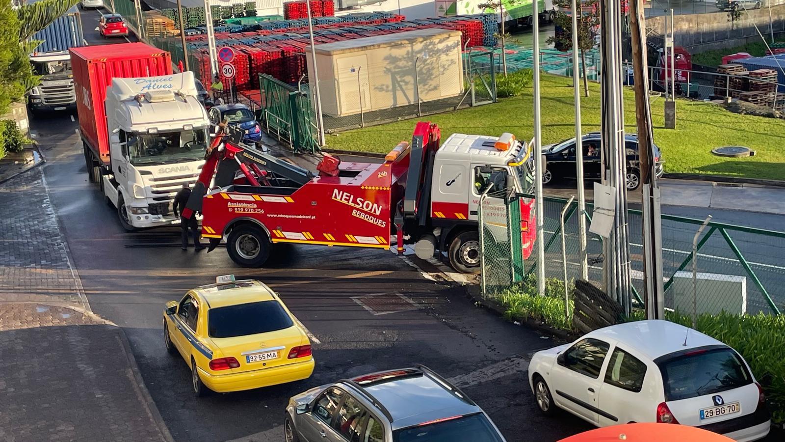 Avaria em camião bloqueia trânsito na zona da Cancela