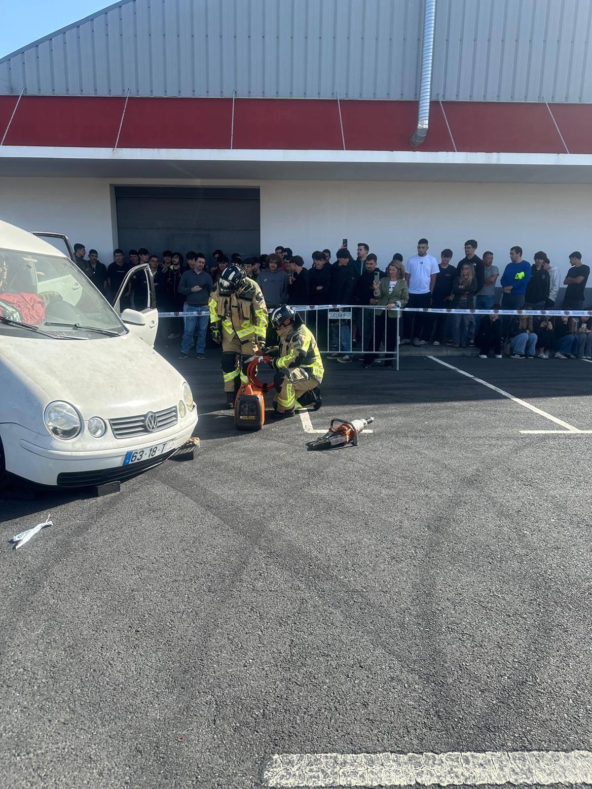 Bombeiros Sapadores com simulacro na Escola Francisco Fernandes (com fotos)