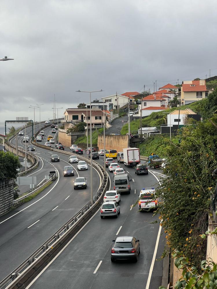 Trânsito caótico na via rápida no sentido Caniço-Funchal
