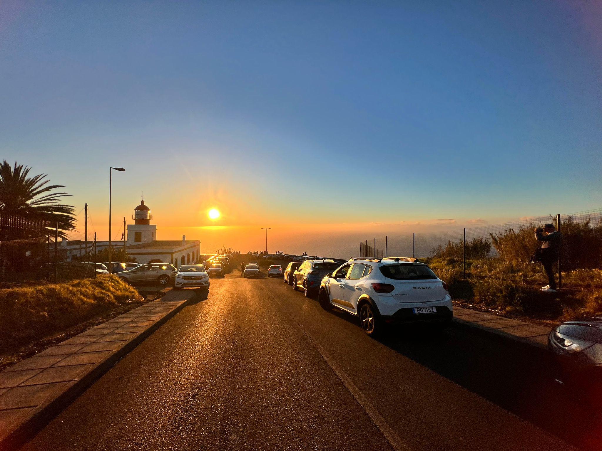 ‘Enchente’ junto ao farol da Ponta do Pargo para assistir ao pôr do sol (com fotos)
