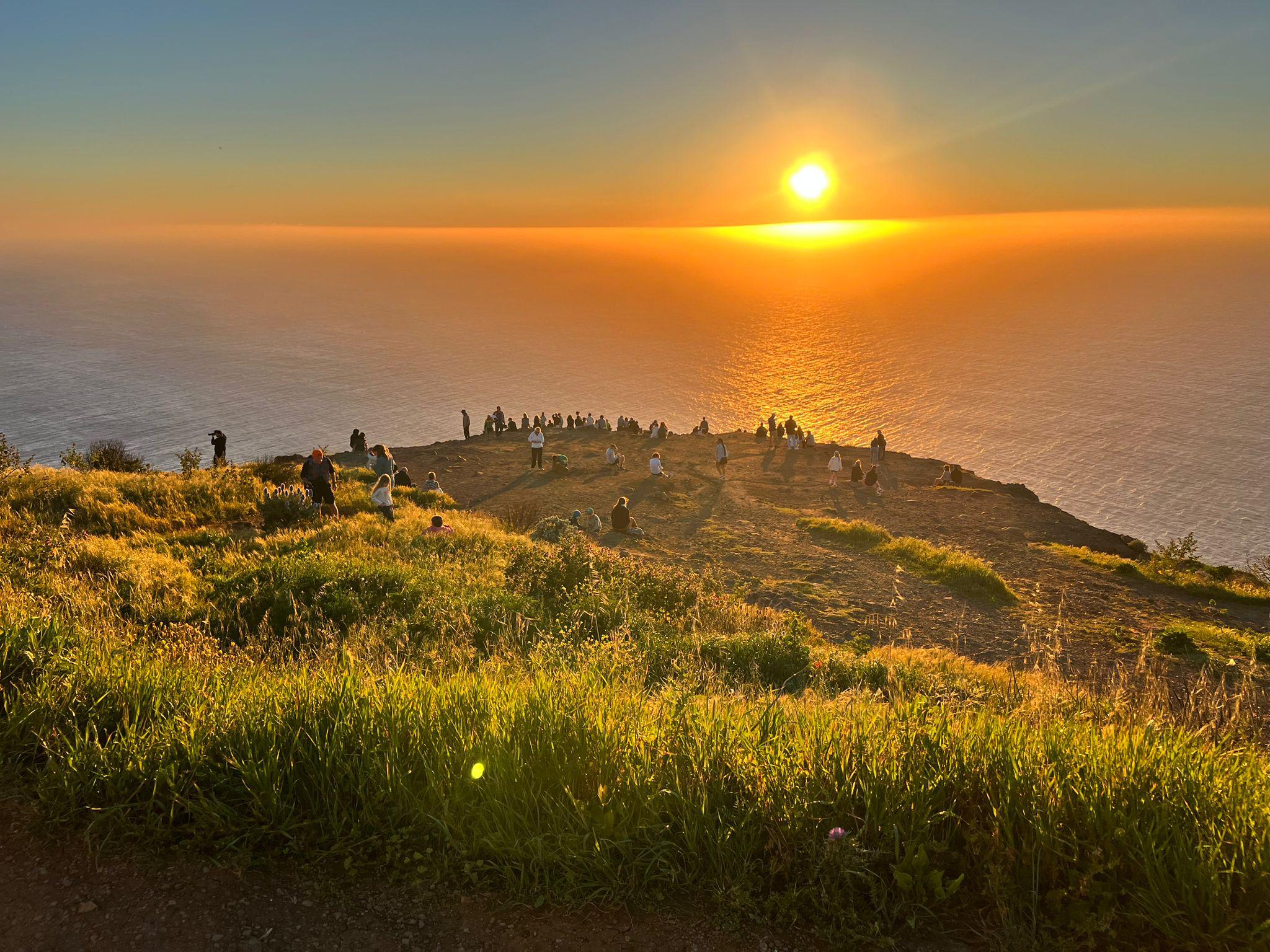 ‘Enchente’ junto ao farol da Ponta do Pargo para assistir ao pôr do sol (com fotos)