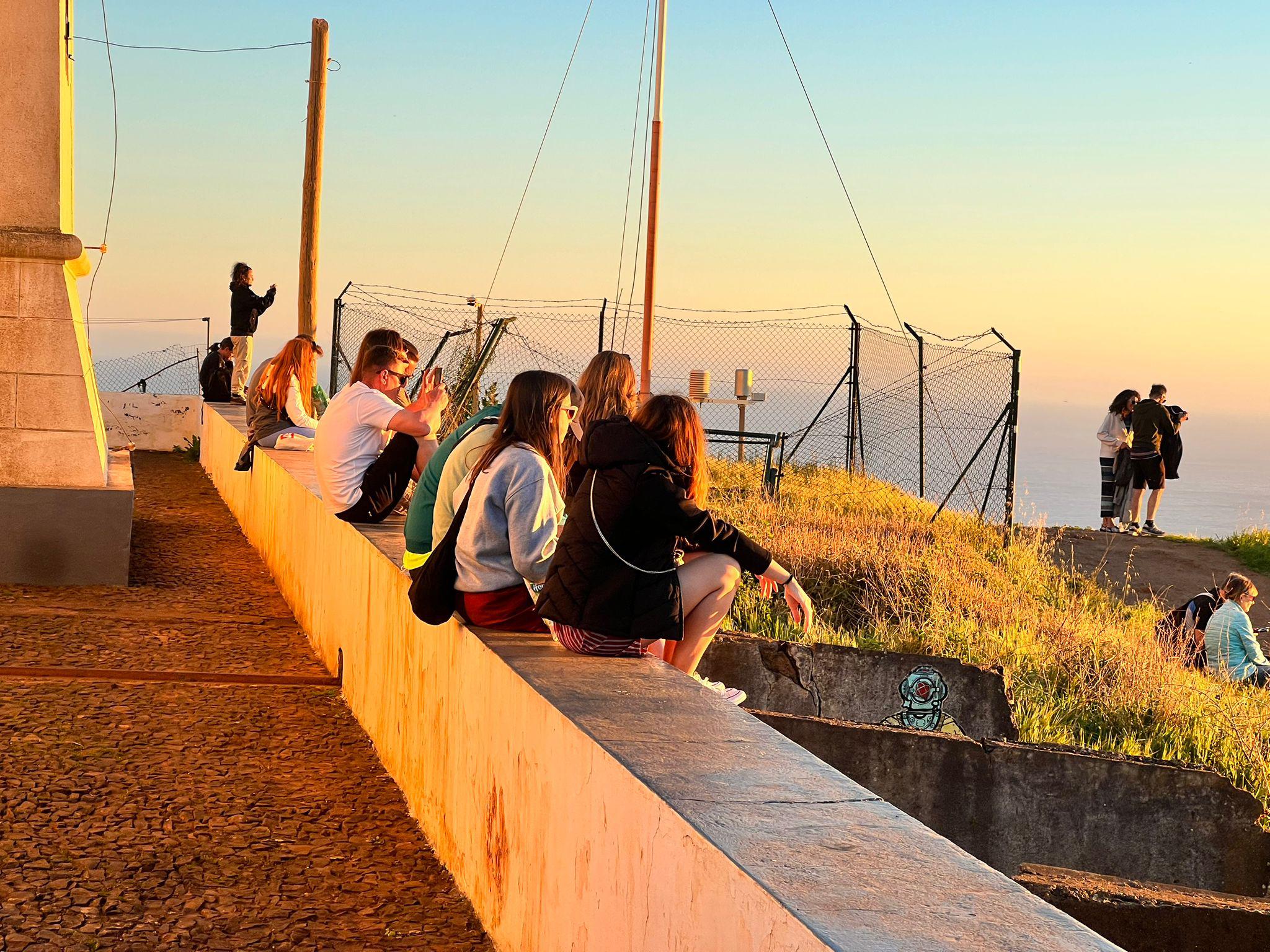 ‘Enchente’ junto ao farol da Ponta do Pargo para assistir ao pôr do sol (com fotos)