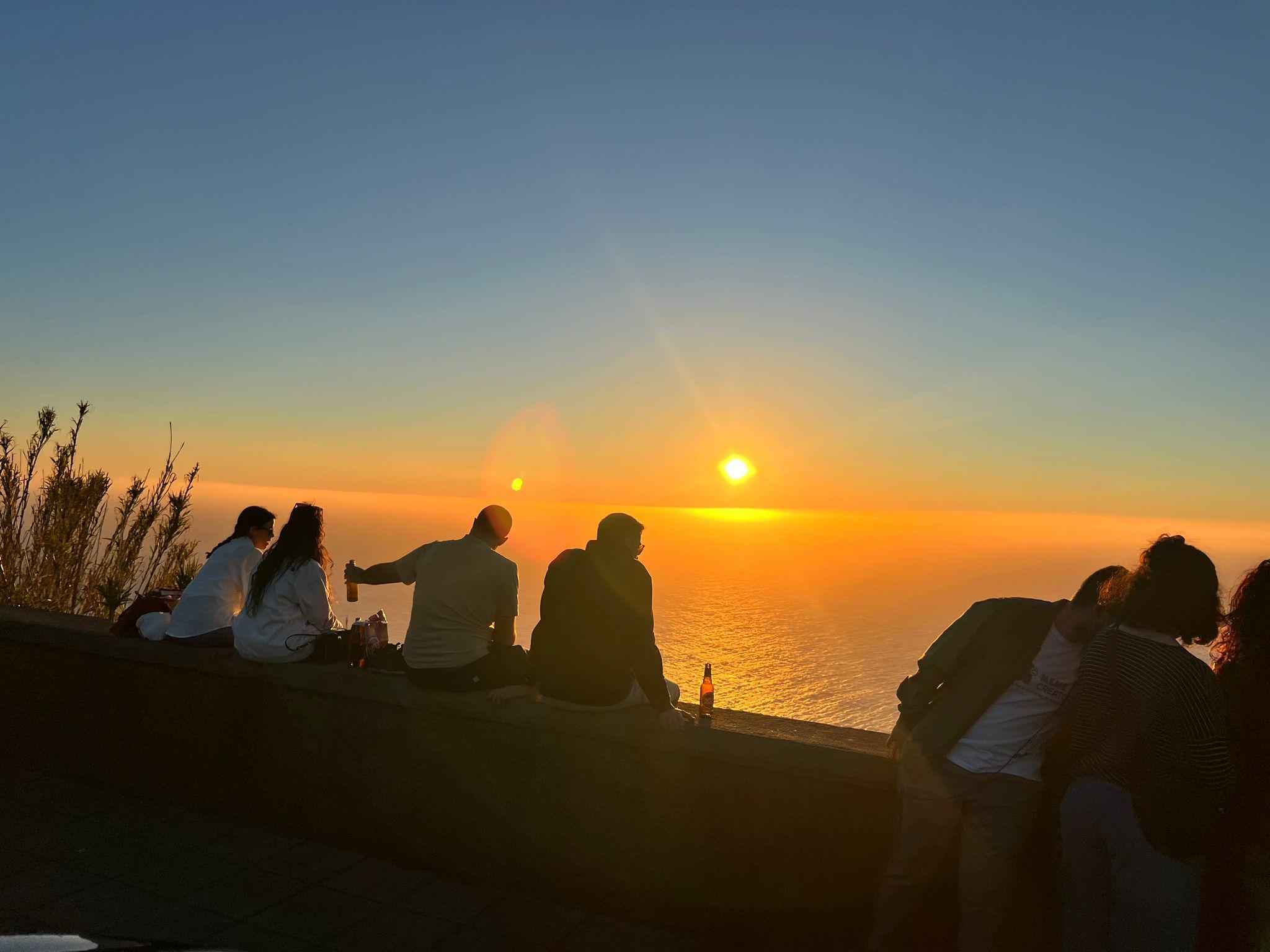‘Enchente’ junto ao farol da Ponta do Pargo para assistir ao pôr do sol (com fotos)