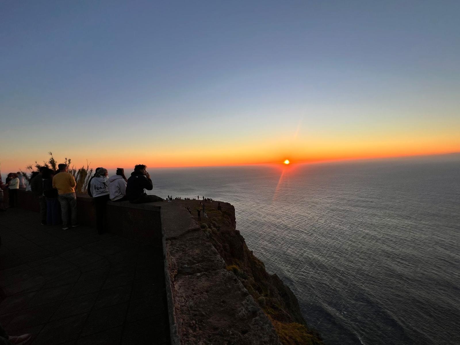 ‘Enchente’ junto ao farol da Ponta do Pargo para assistir ao pôr do sol (com fotos)