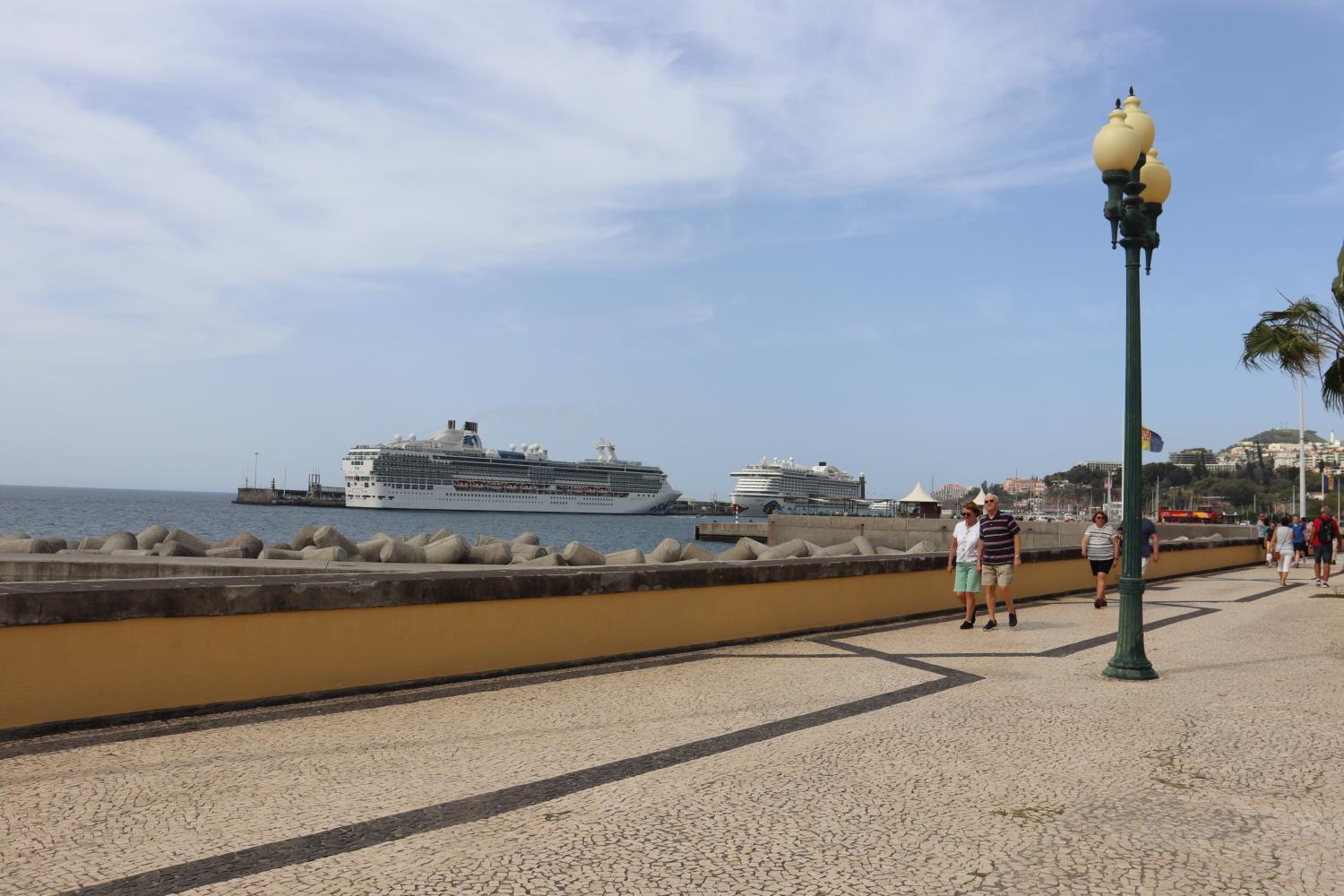 Porto do Funchal com dois cruzeiros e um megaiate que trazem mais de 7 mil pessoas