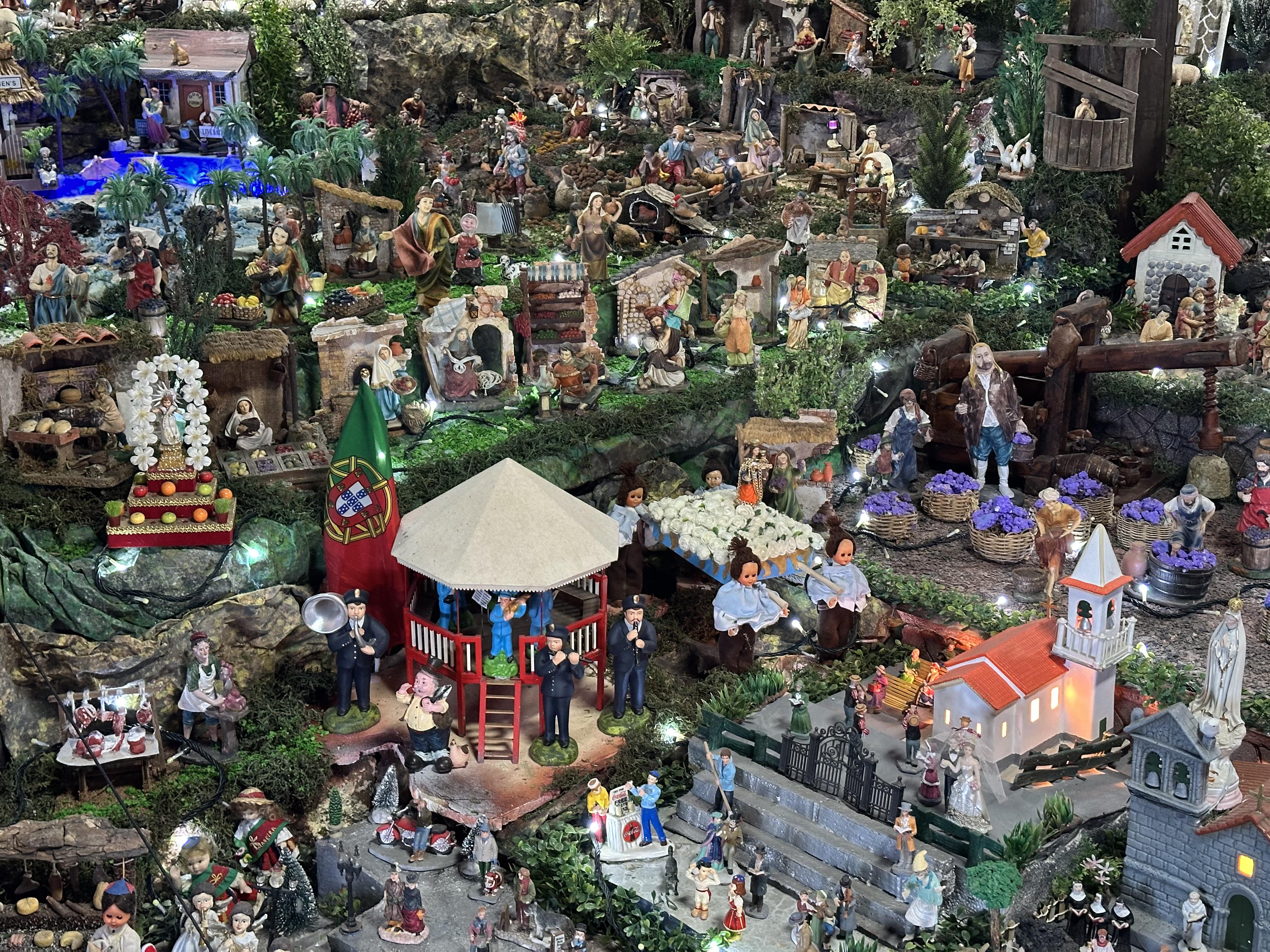 Há um megapresépio na Ribeira da Janela que dá a volta ao mundo