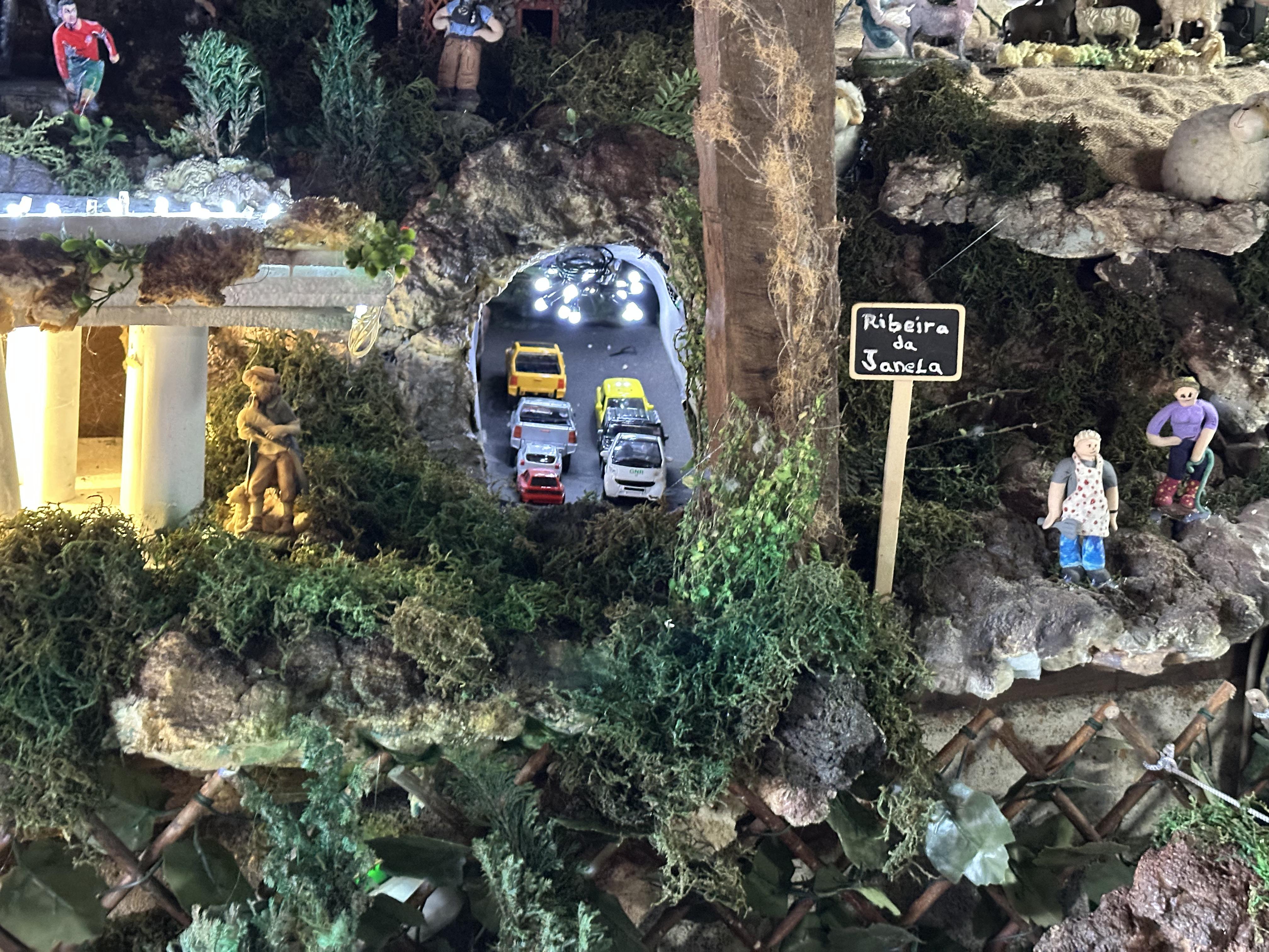 Há um megapresépio na Ribeira da Janela que dá a volta ao mundo
