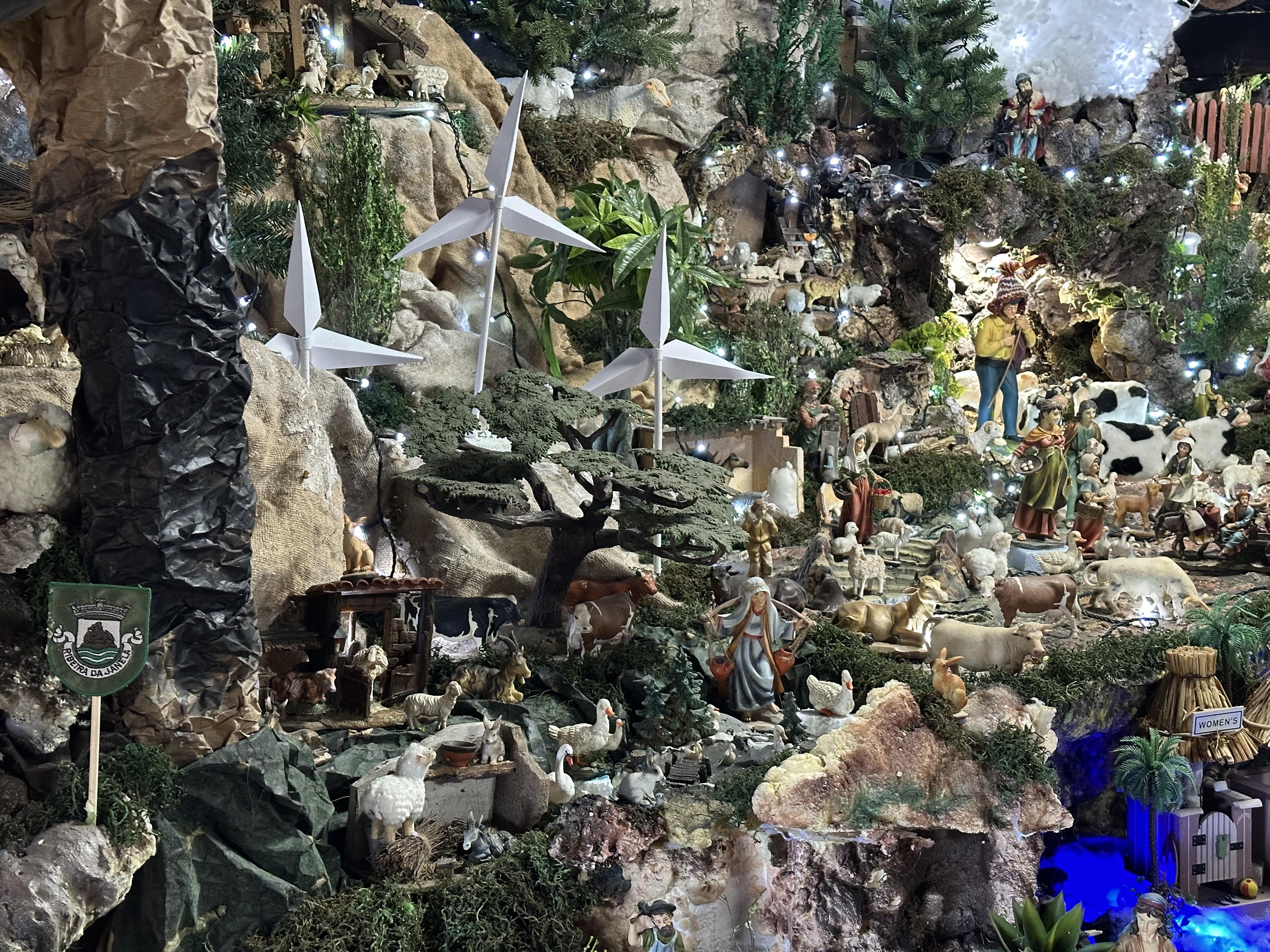 Há um megapresépio na Ribeira da Janela que dá a volta ao mundo