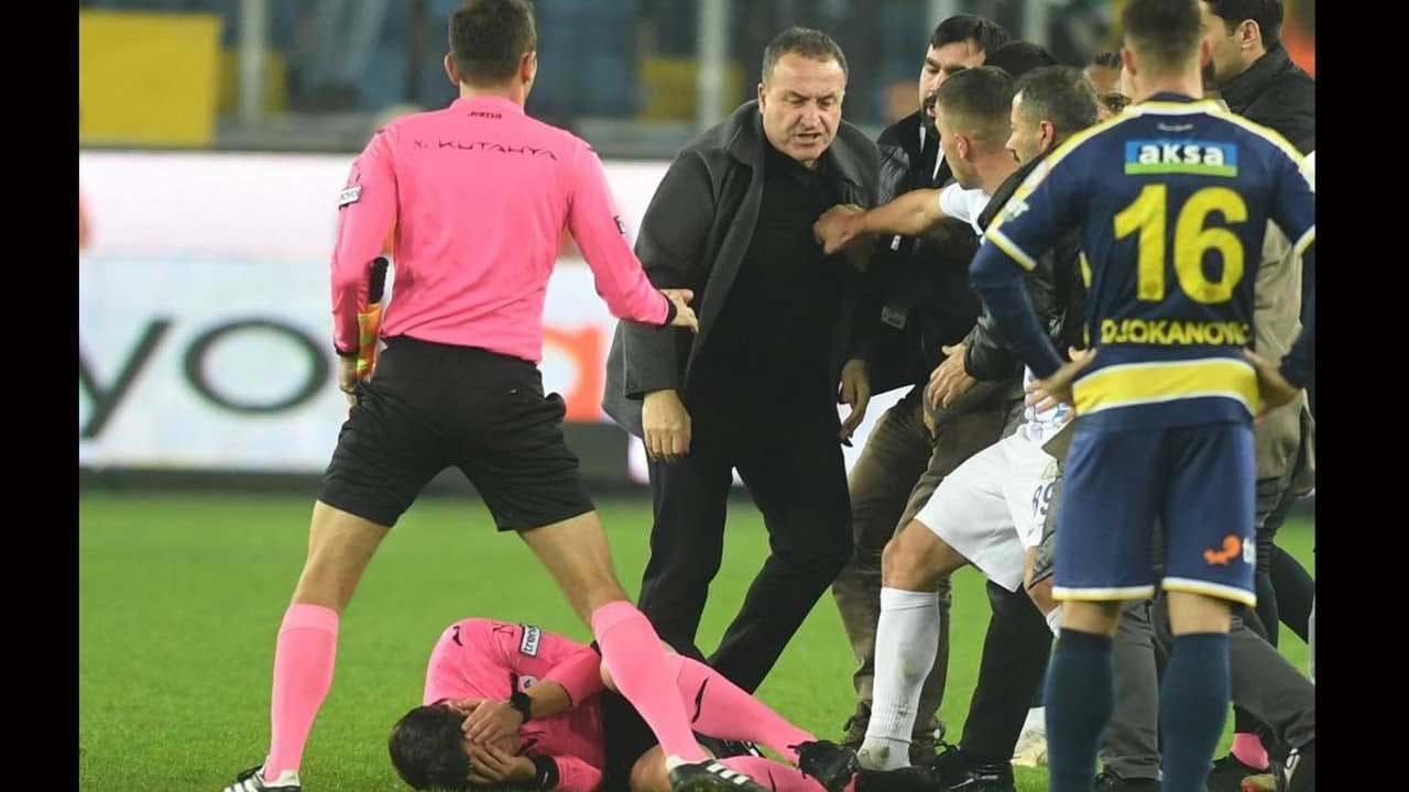 O árbitro caiu e continuou a ser pontapeado na cara e na cabeça.