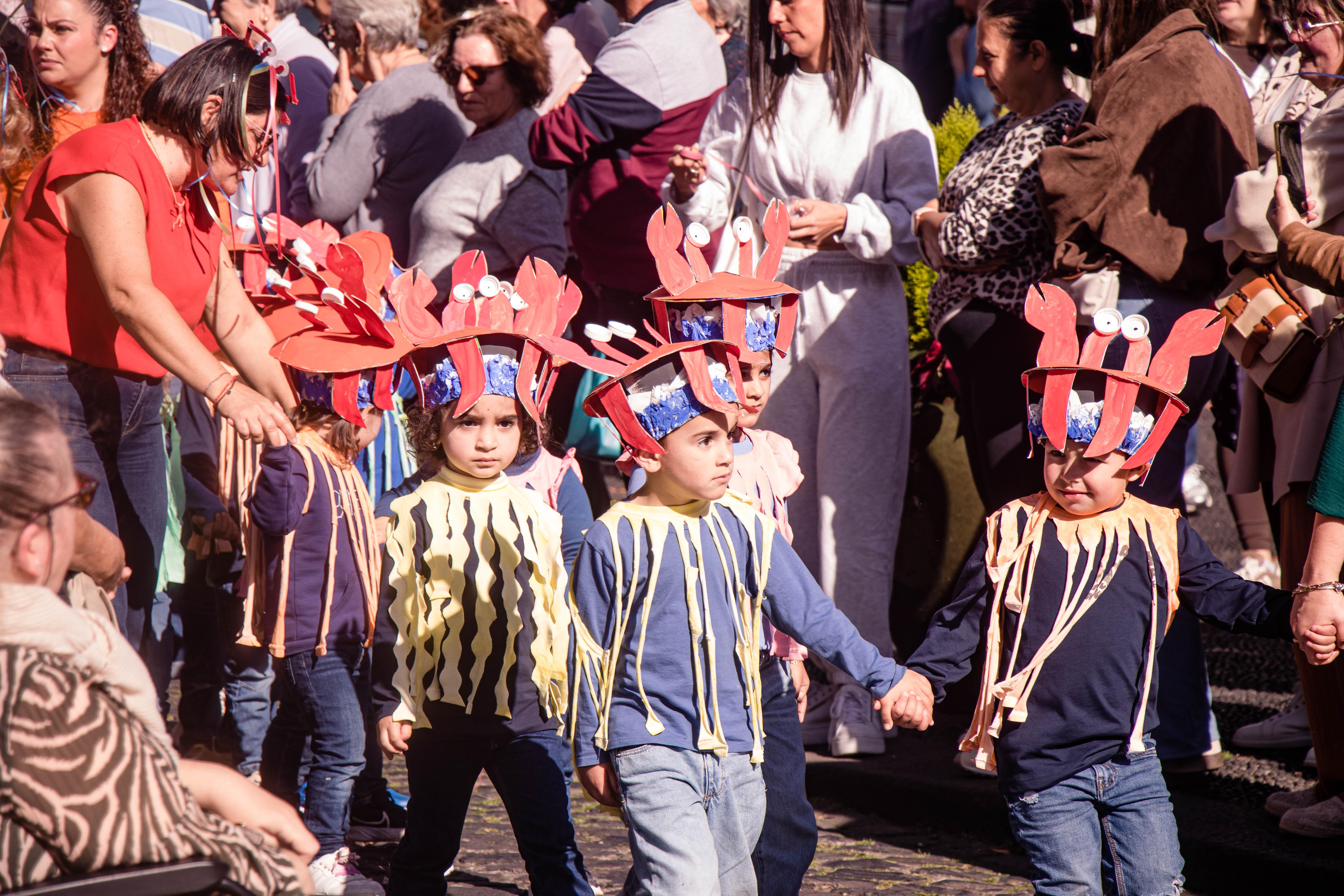 Carnaval leva centenas de crianças a desfilar em Santa Cruz (com fotos)