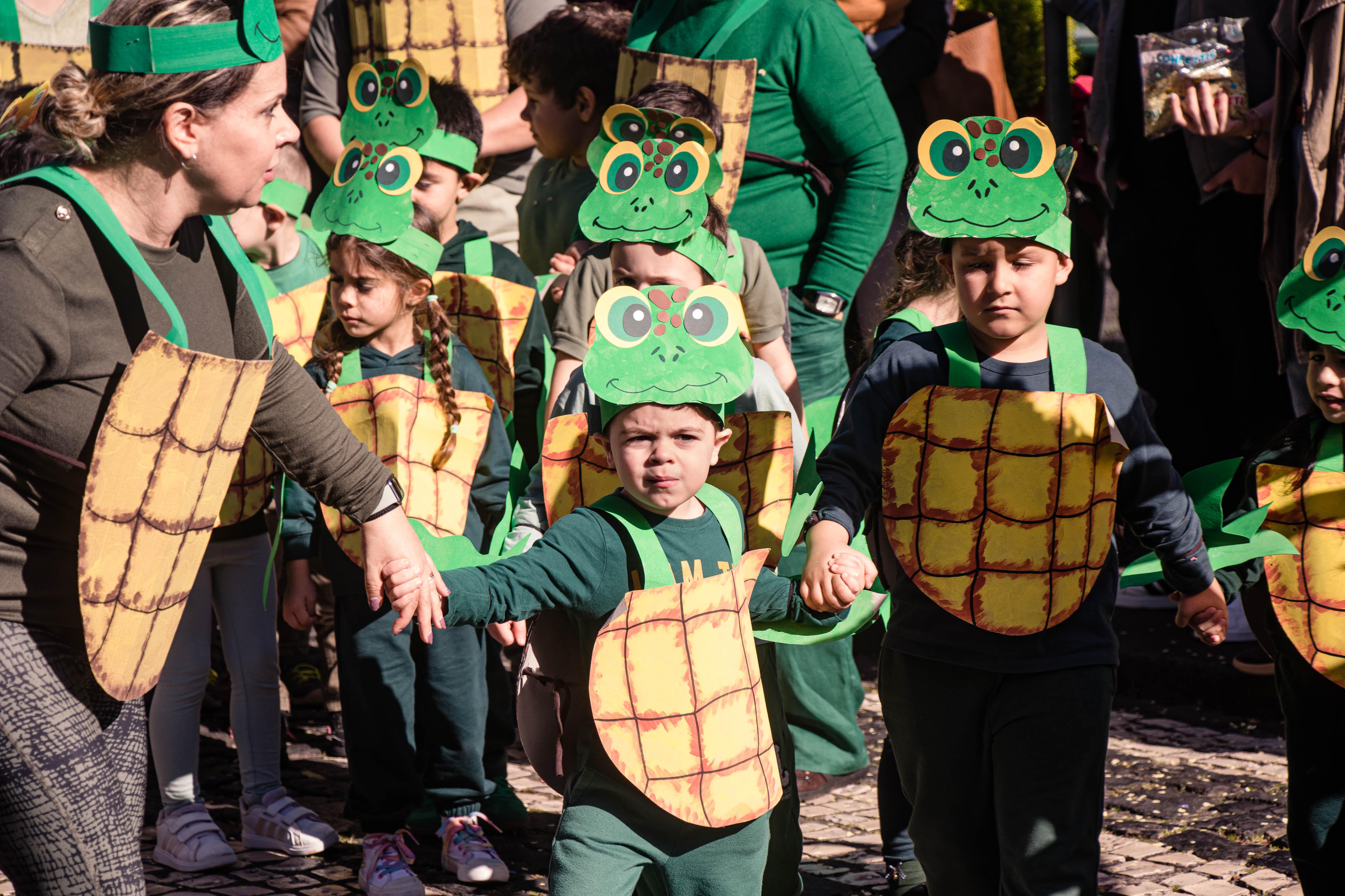Carnaval leva centenas de crianças a desfilar em Santa Cruz (com fotos)