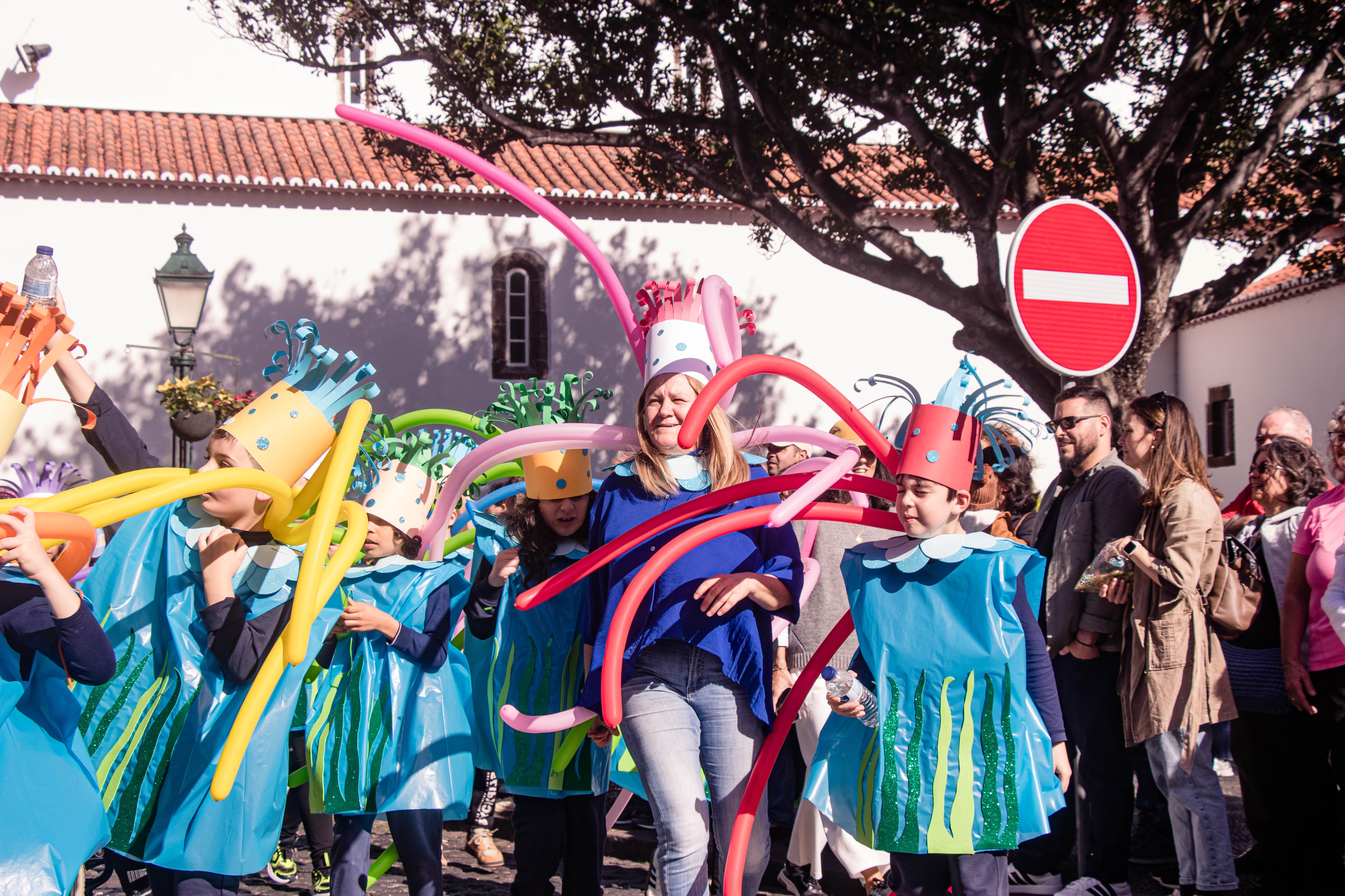 Carnaval leva centenas de crianças a desfilar em Santa Cruz (com fotos)