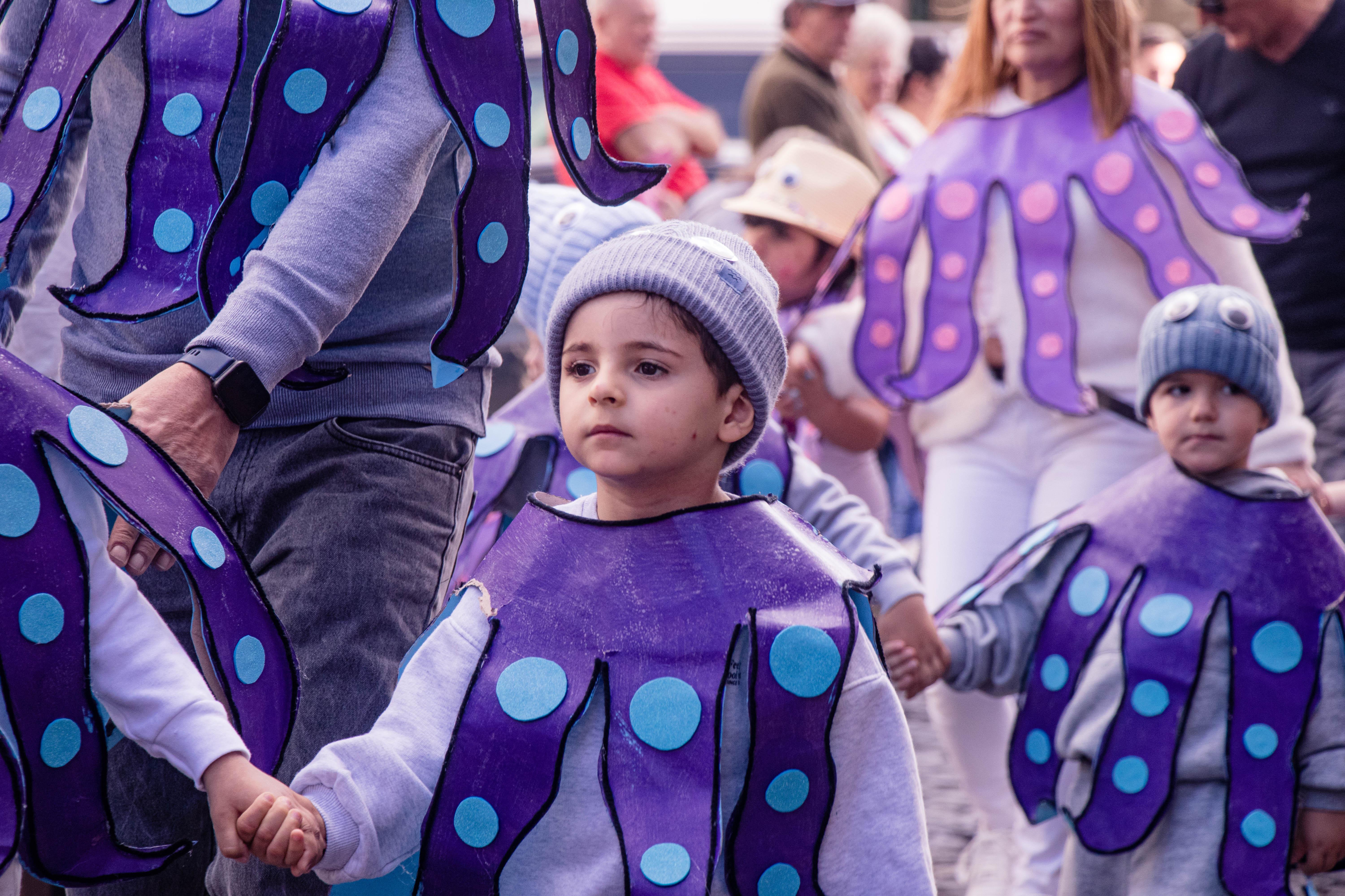 Carnaval leva centenas de crianças a desfilar em Santa Cruz (com fotos)