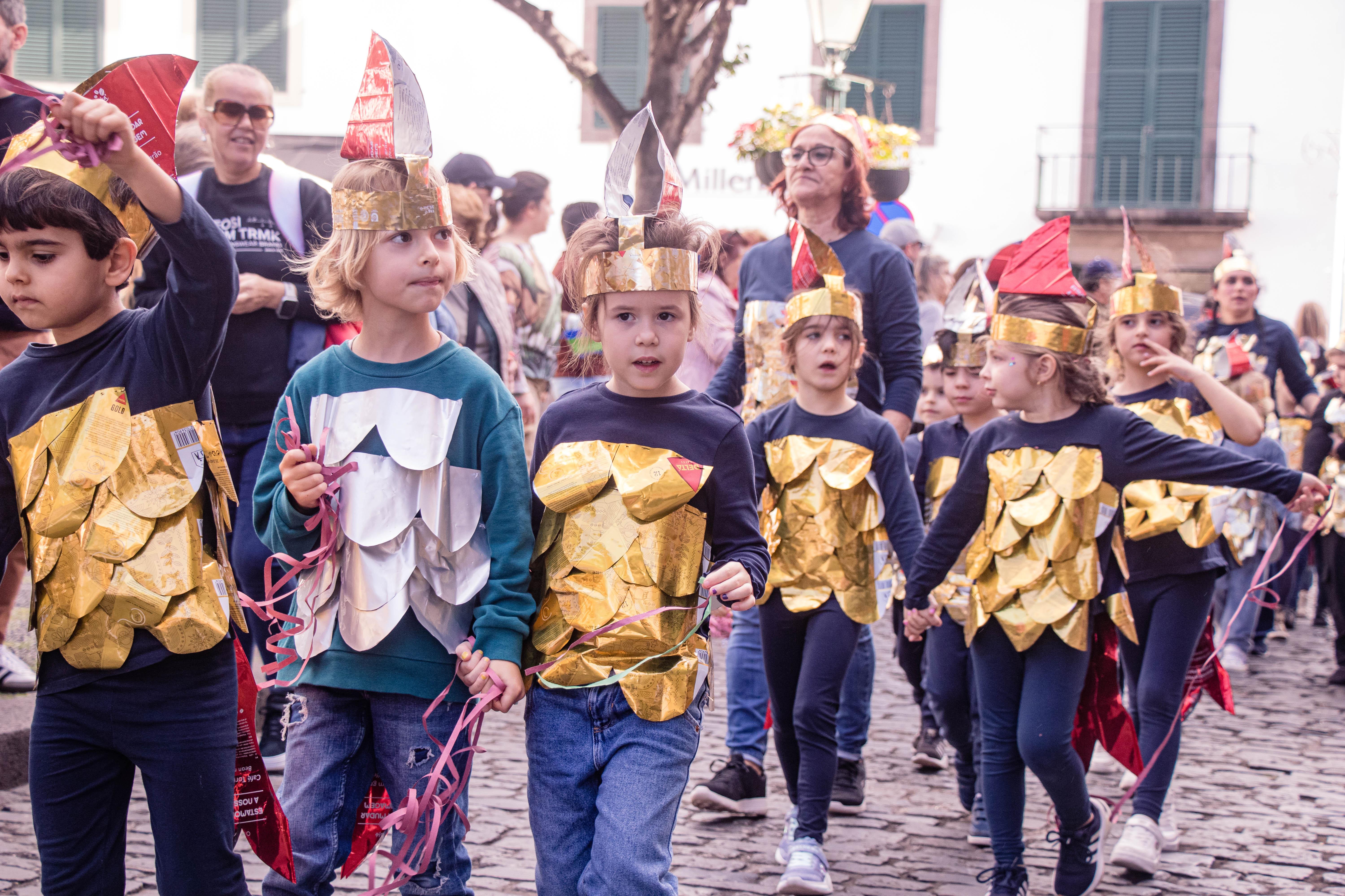 Carnaval leva centenas de crianças a desfilar em Santa Cruz (com fotos)