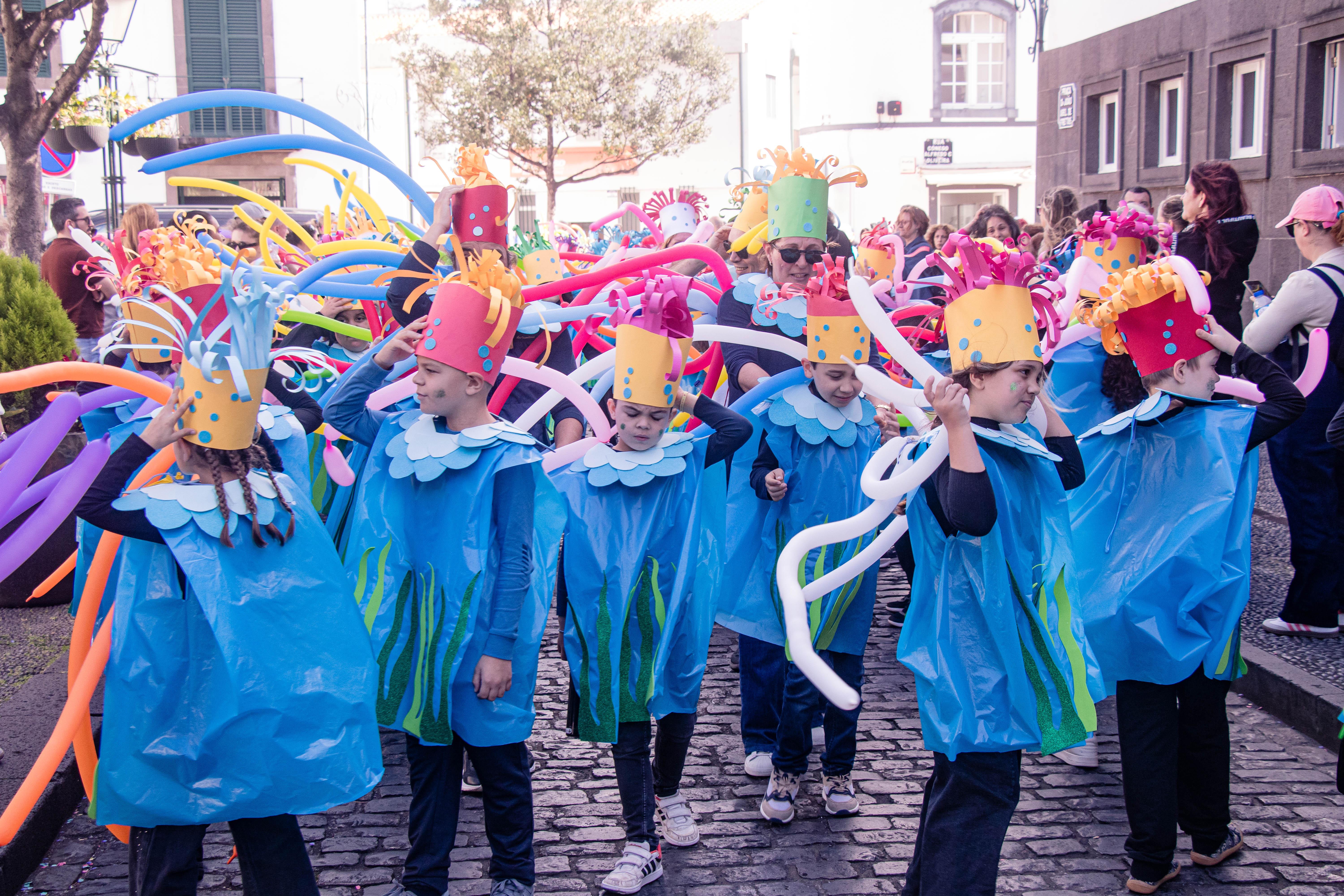 Carnaval leva centenas de crianças a desfilar em Santa Cruz (com fotos)