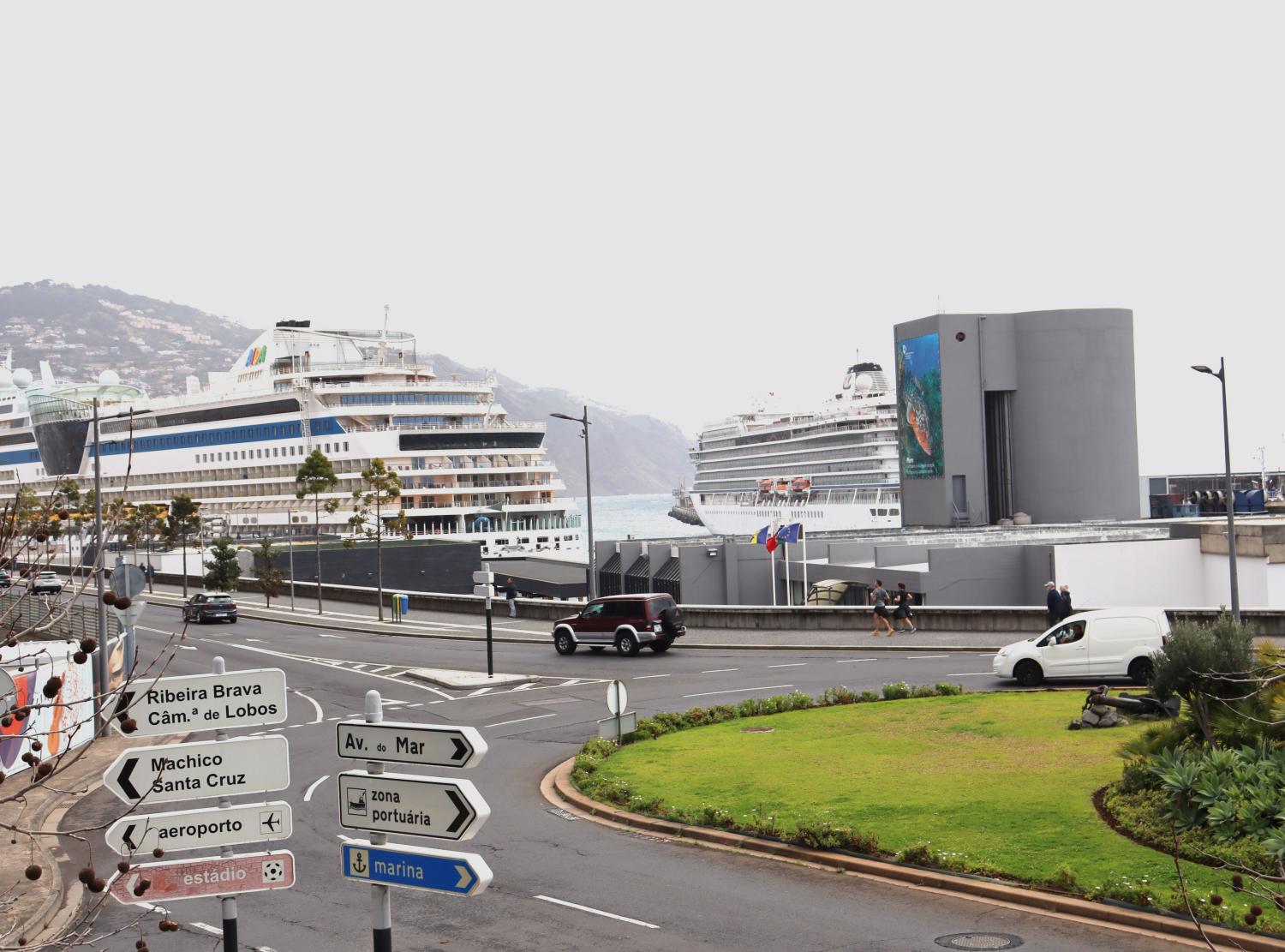 O mau tempo cancelou a visita de quatro cruzeiros.