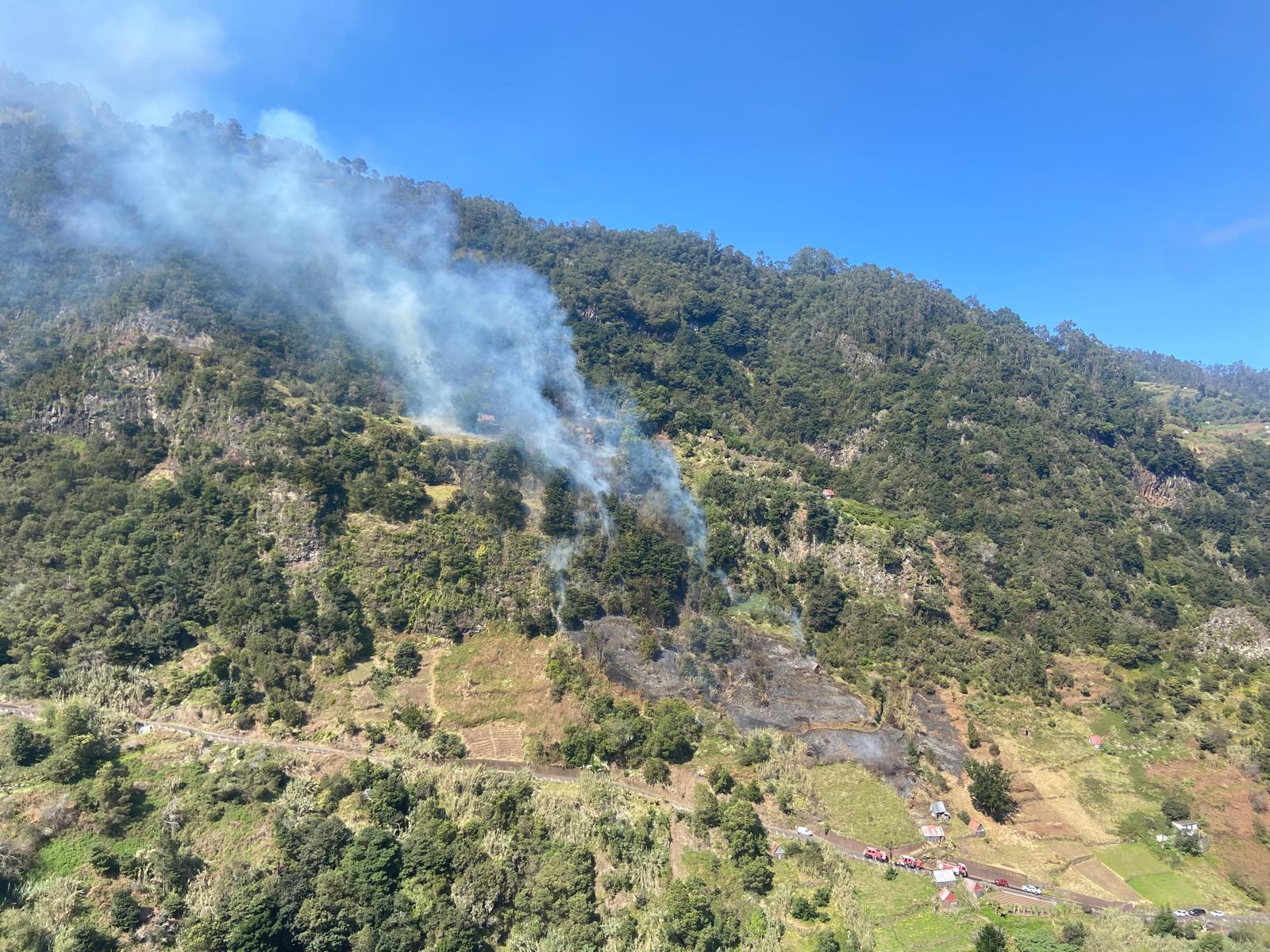 Incêndio está a subir a encosta.